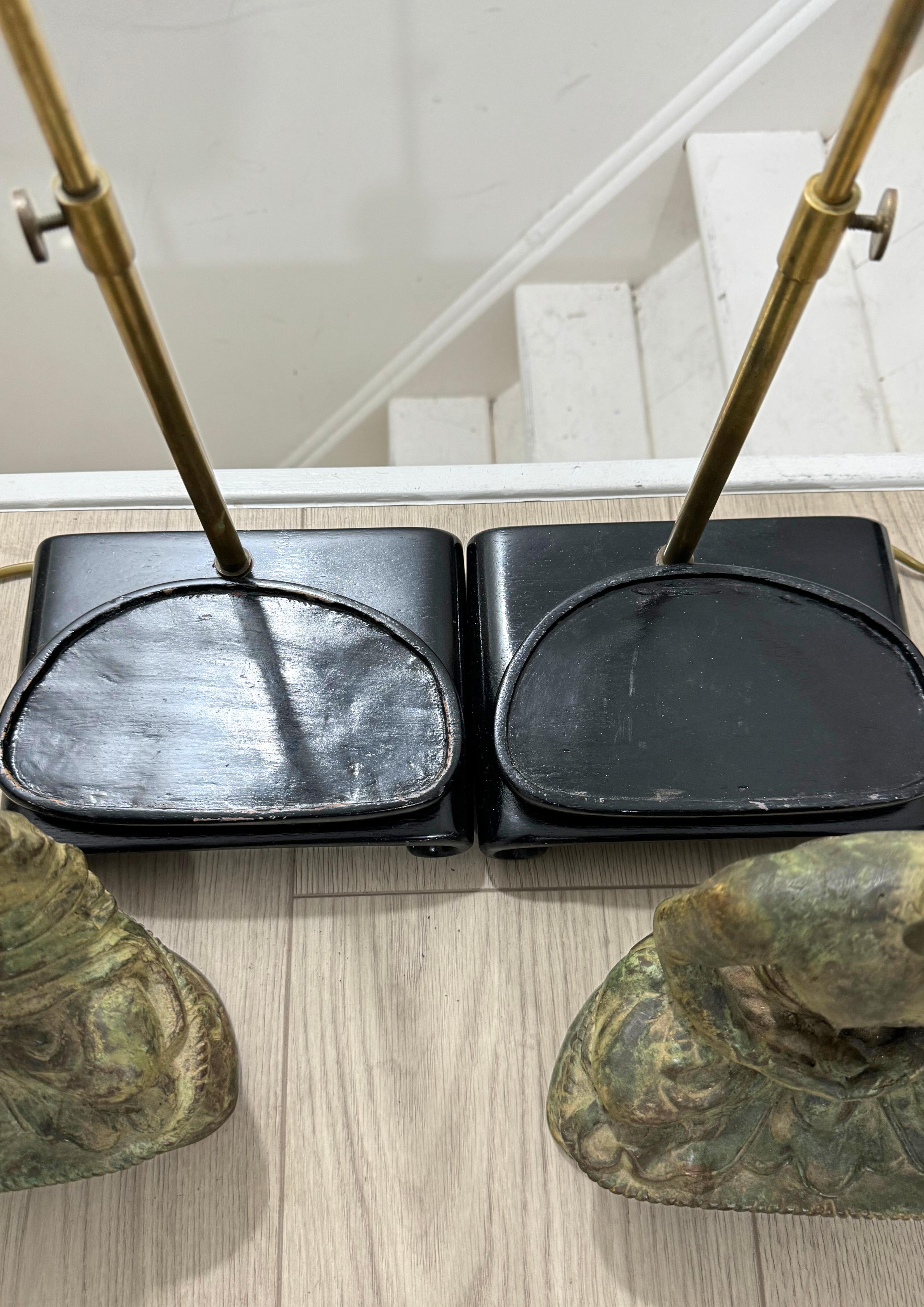 Laiton Paire de lampes Bouddha en bronze lourd moulé dans le style de James Mont en vente