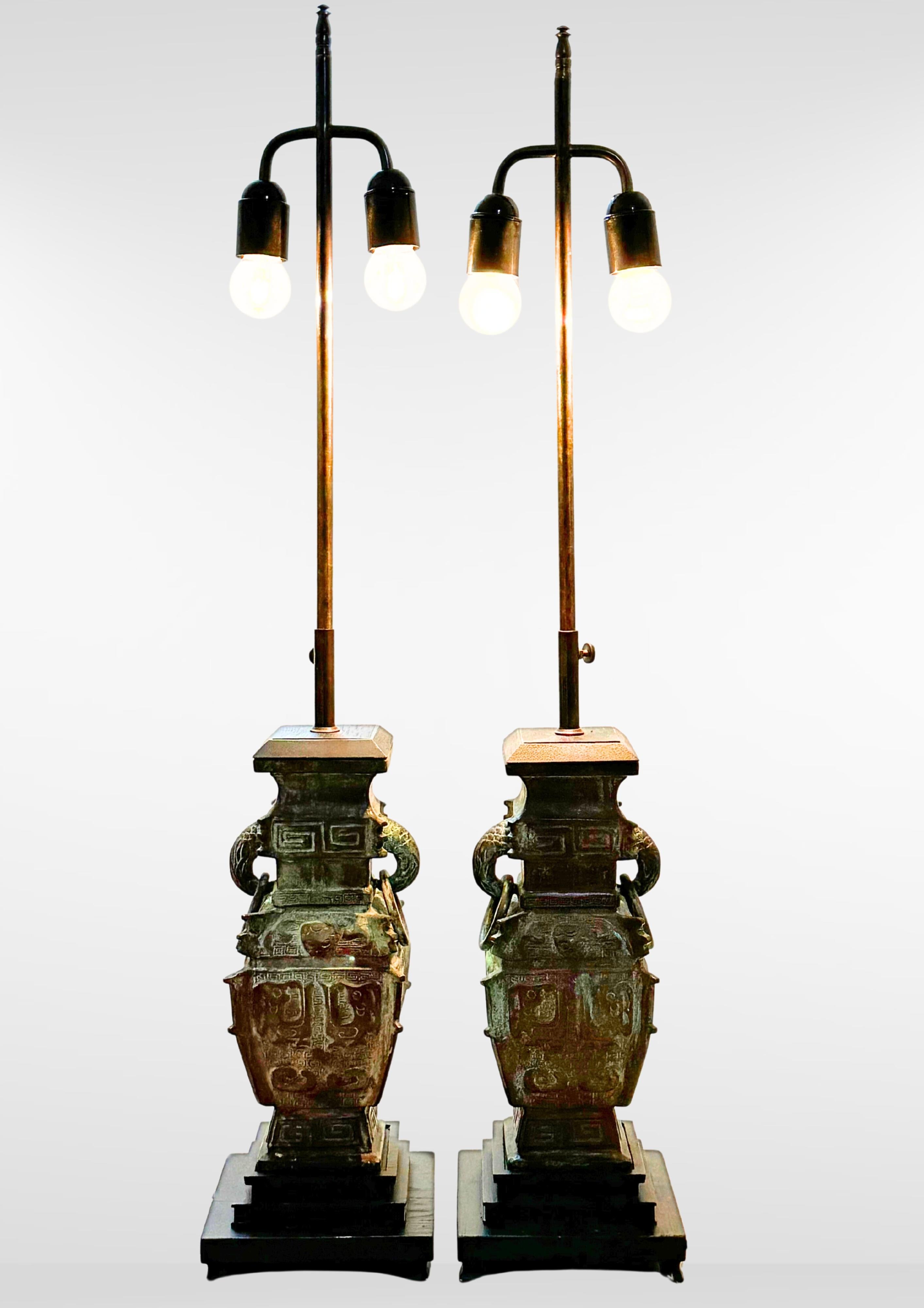 Paire de lourdes lampes de bureau en bronze moulé dans le style de James Mont, fabriquées en Belgique, vers les années 1960.
Lampes en bronze coulé lourd avec patine d'oxydation naturelle à la surface.
Représentation de caractères et de figures