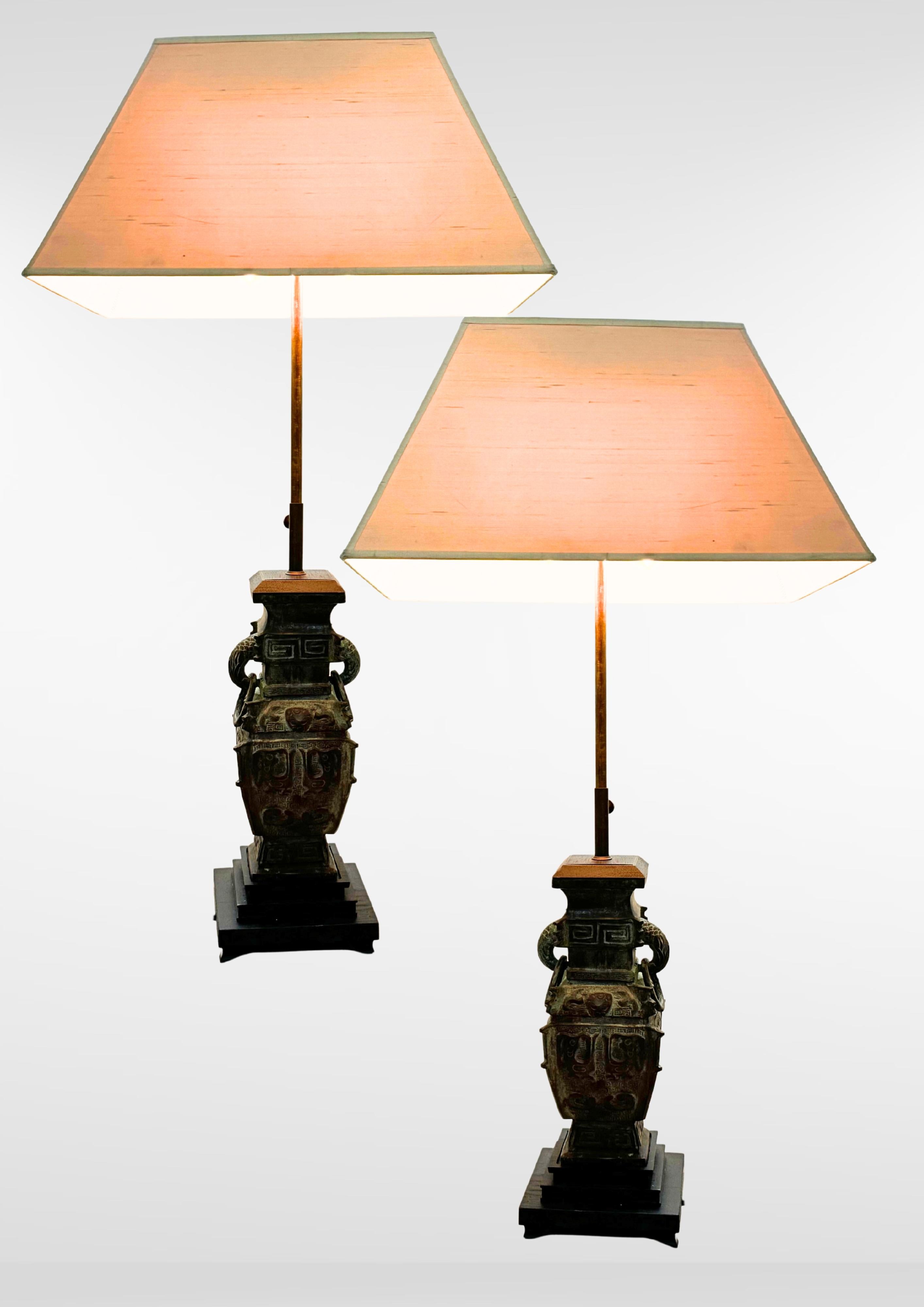Chinoiseries Paire de lampes en bronze lourd moulé à la manière de James Mont en vente