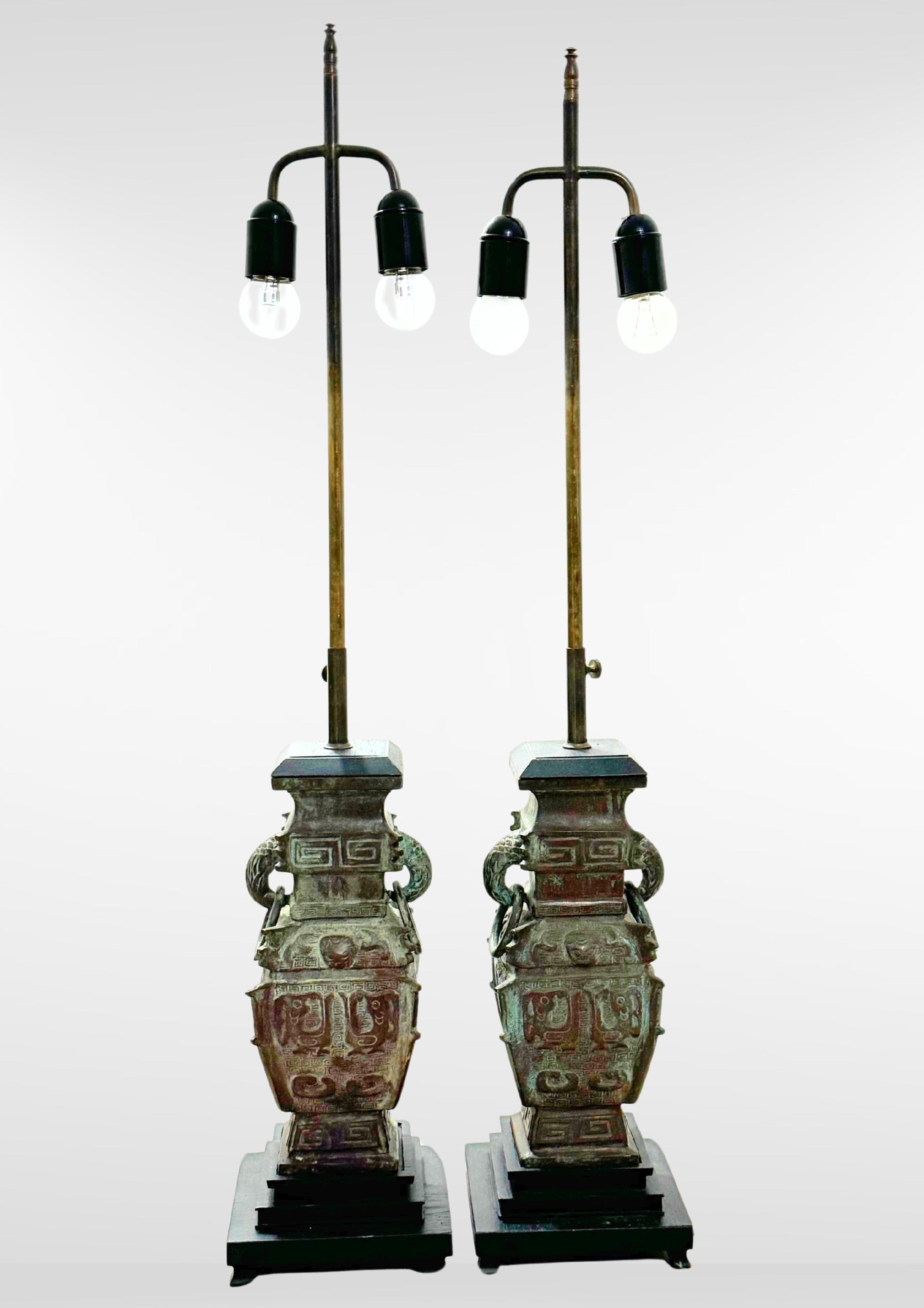 Belge Paire de lampes en bronze lourd moulé à la manière de James Mont en vente