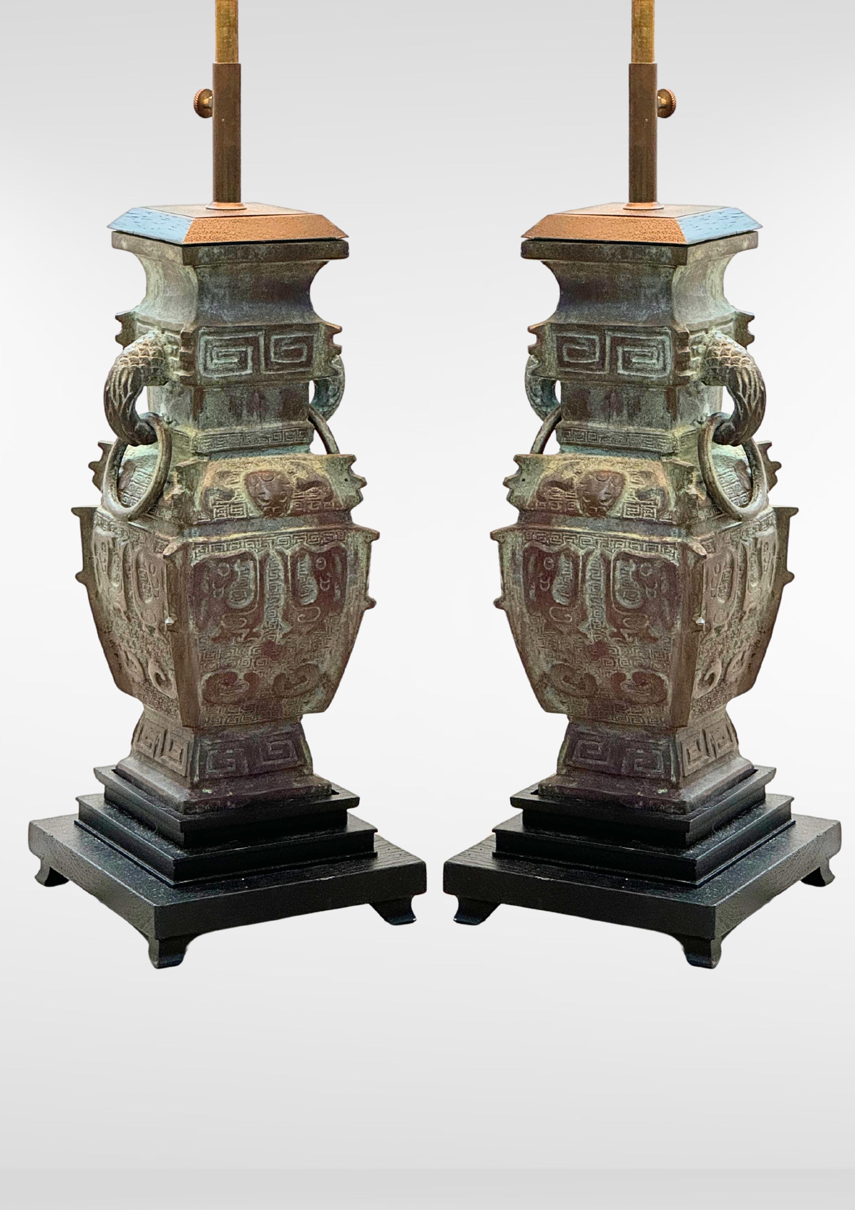Paire de lampes en bronze lourd moulé à la manière de James Mont Bon état - En vente à Torquay, GB