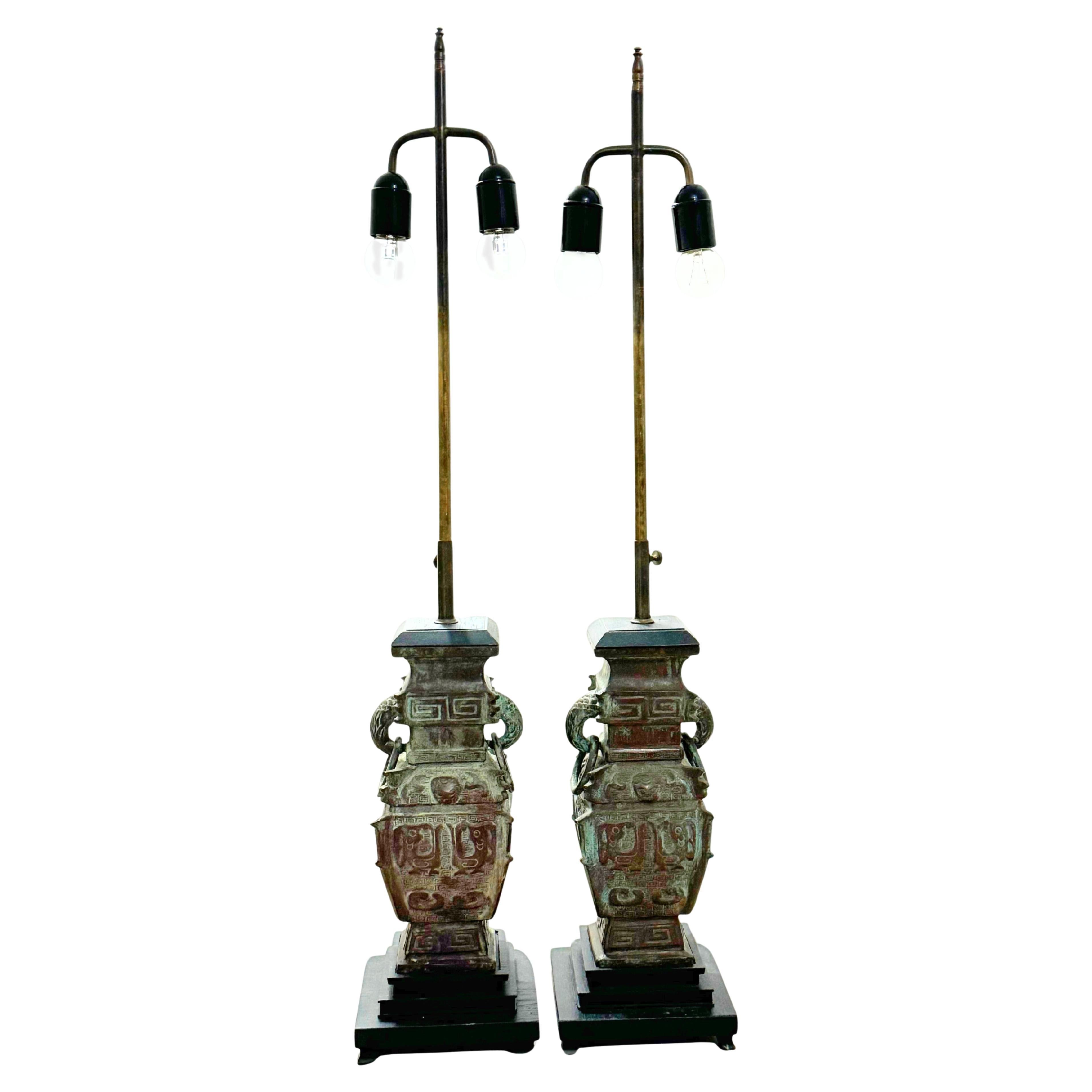Paire de lampes en bronze lourd moulé à la manière de James Mont