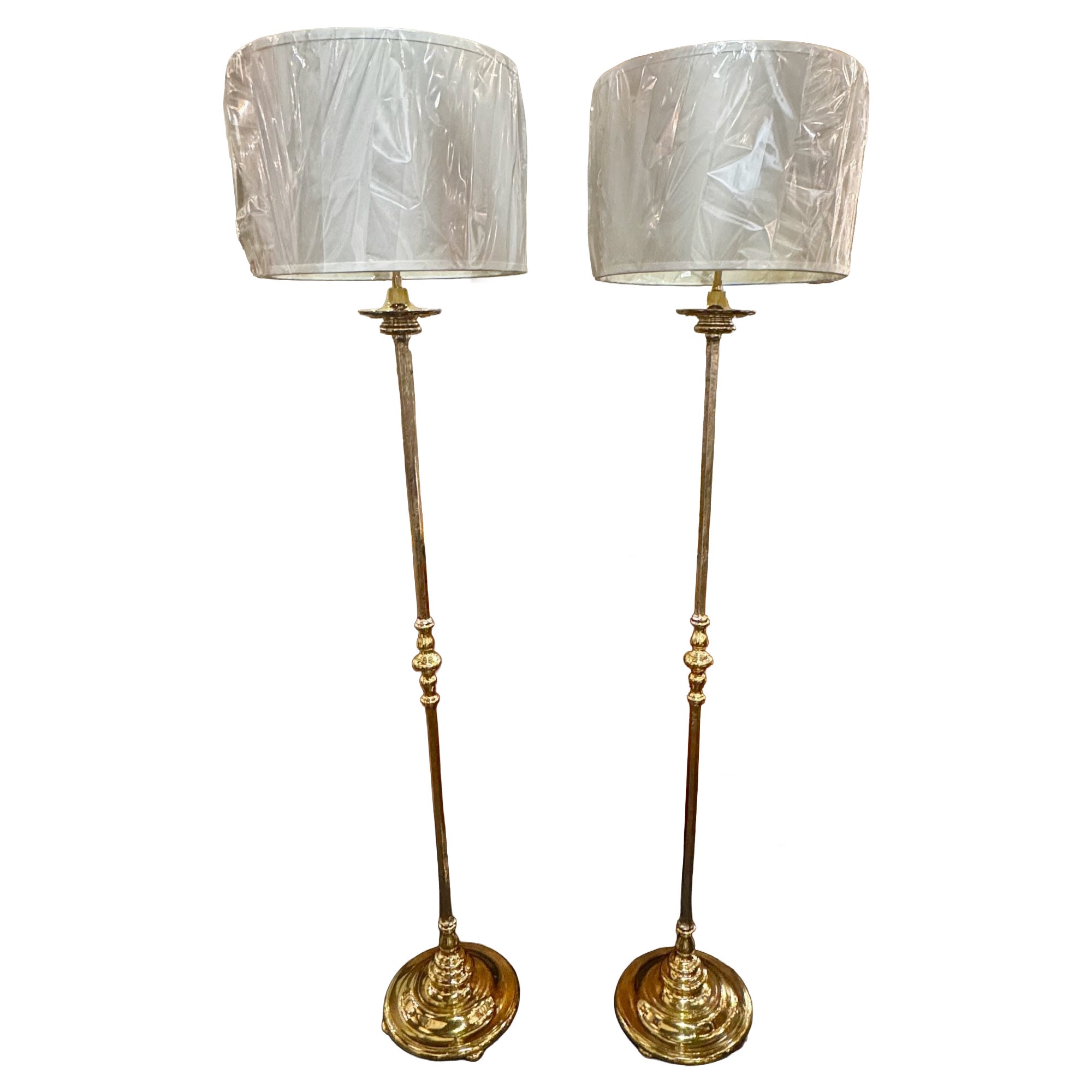 Ein Paar schwere englische Stehlampen aus versilberter Bronze im Angebot