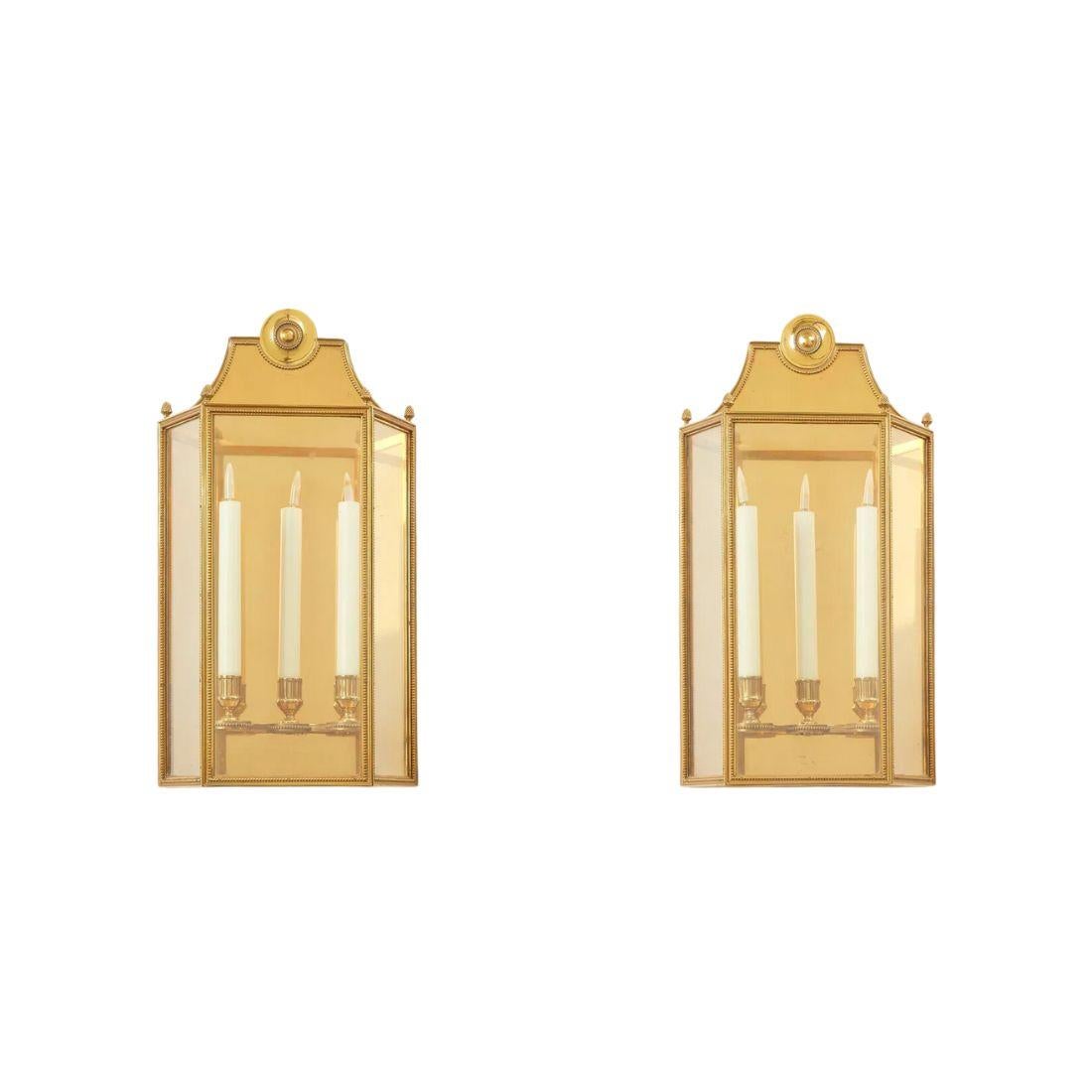 Paire d'appliques murales dorées à trois Lights Bon état - En vente à Locust Valley, NY
