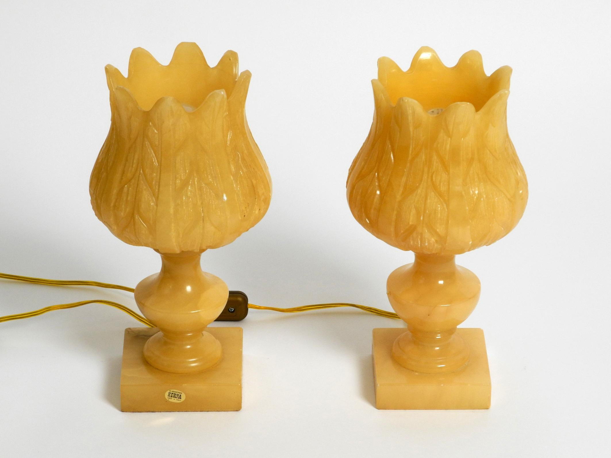 Mid-Century Modern Paire de très rares lampes de bureau en albâtre jaune des années 60, d'Espagne