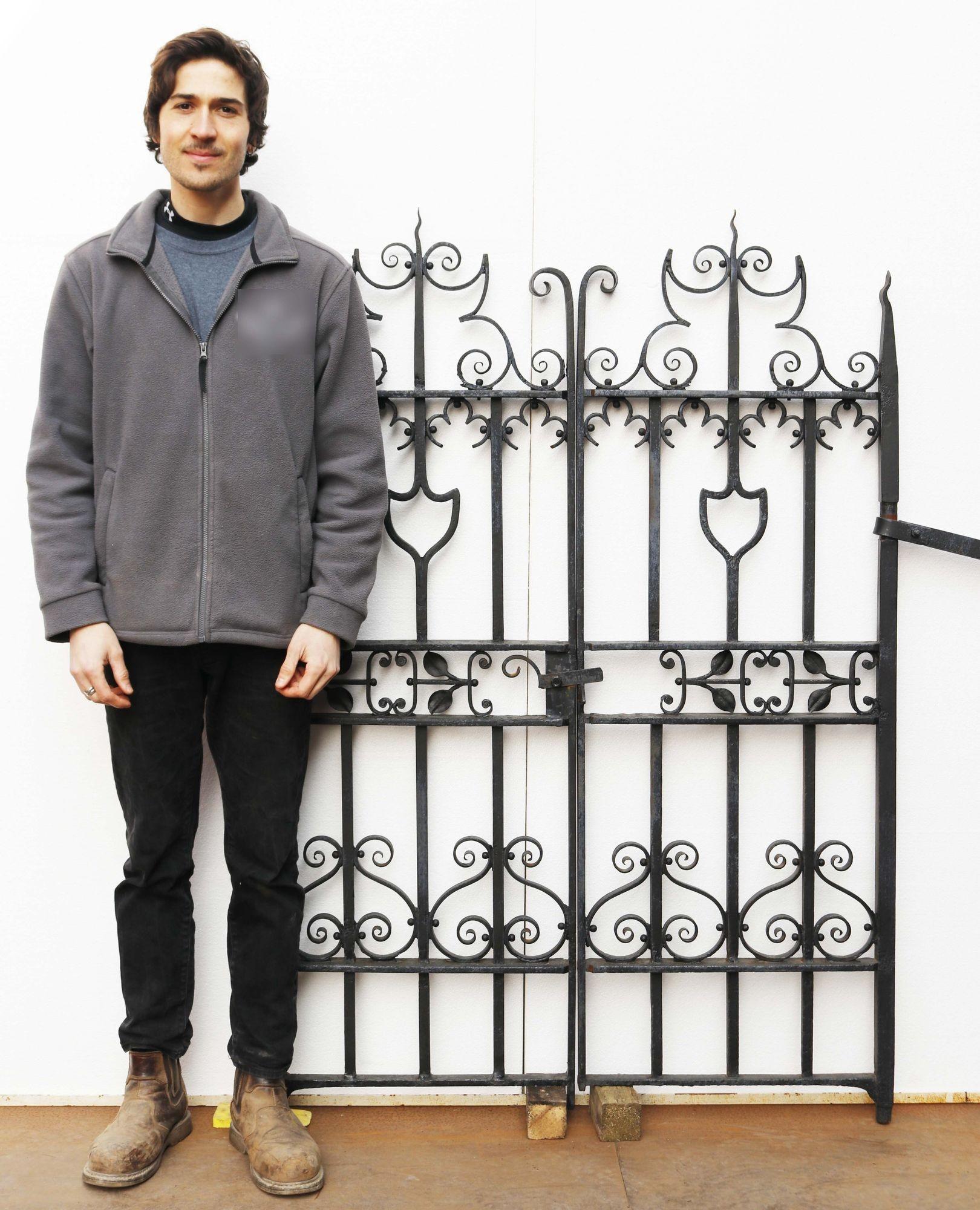 Par de pesadas puertas de jardín de hierro forjado. Un conjunto de puertas victorianas de intrincado diseño, con volutas y un centro de follaje. Las puertas se han granallado e imprimado dándoles un aspecto atrevido.

Para una abertura de aprox. 122