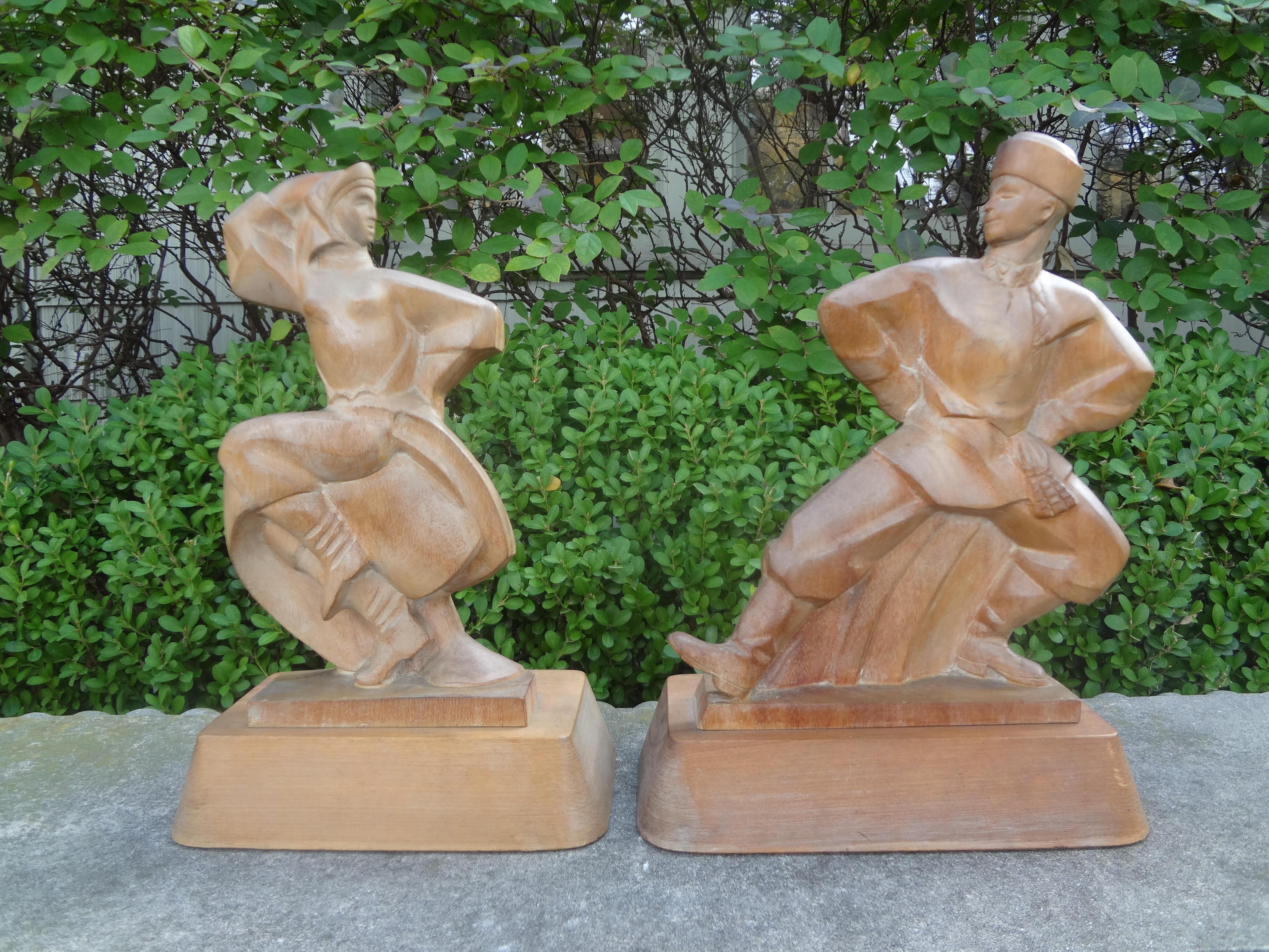 Coppia di basi per lampada Heifetz Russian Dancer. Queste deliziose basi per lampade in legno intagliato a mano della metà del secolo scorso raffigurano un uomo e una donna che ballano la danza russa. La coppia di ballerine russe è altamente