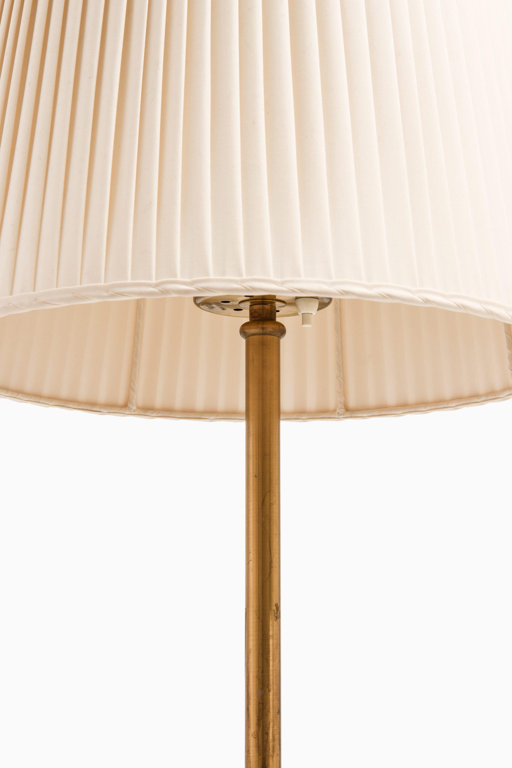 Coppia di lampade da terra regolabili in altezza in ottone e paralume originale di Josef Frank, anni '50

Informazioni aggiuntive:
Materiale: Ottone e paralume originale
Stile: Metà secolo, Scandinavo
Rara coppia di lampade da terra regolabili in