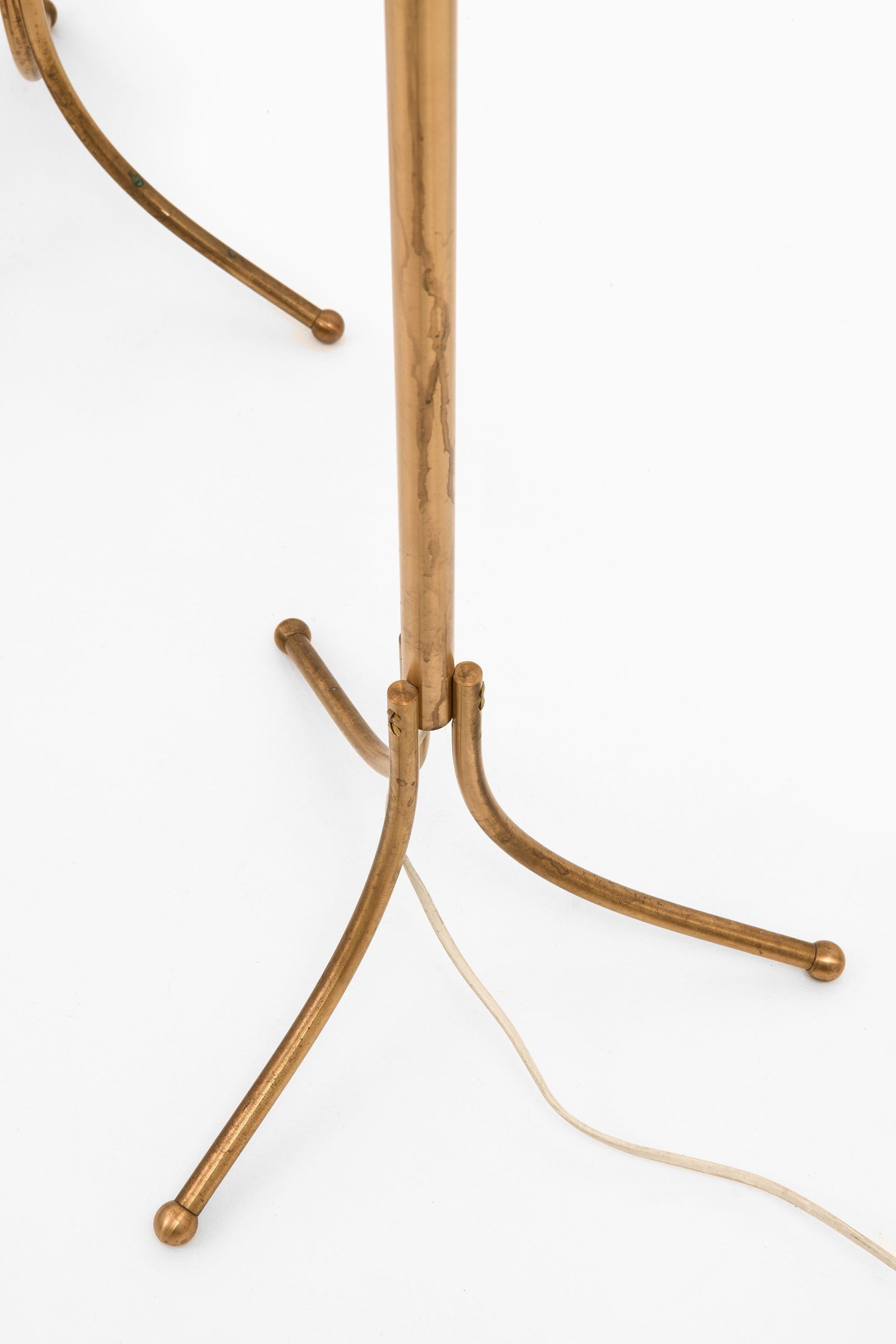 Scandinavo moderno Coppia di lampade da terra regolabili in altezza in ottone e paralume originale, anni '50 in vendita