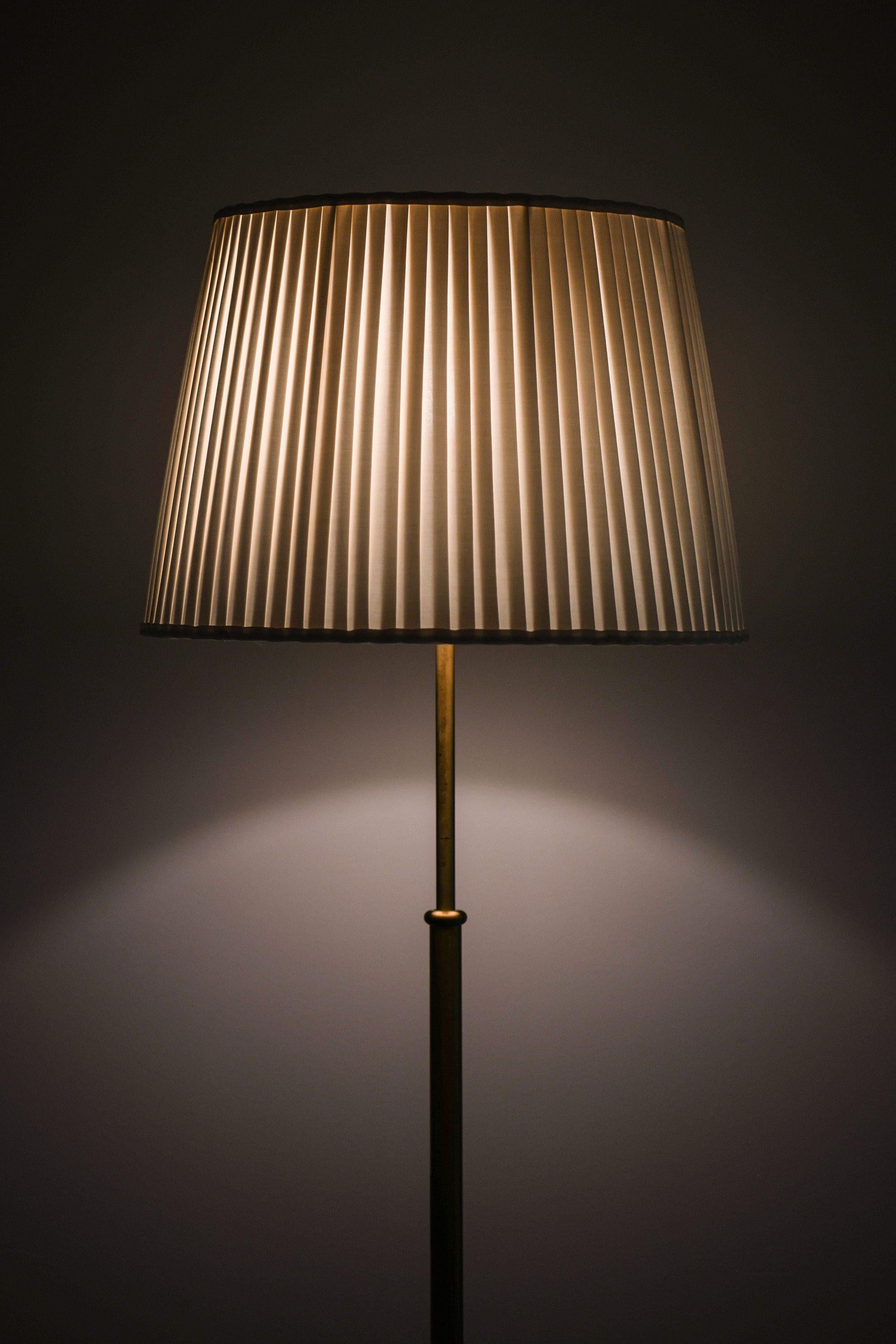 Svedese Coppia di lampade da terra regolabili in altezza in ottone e paralume originale, anni '50 in vendita