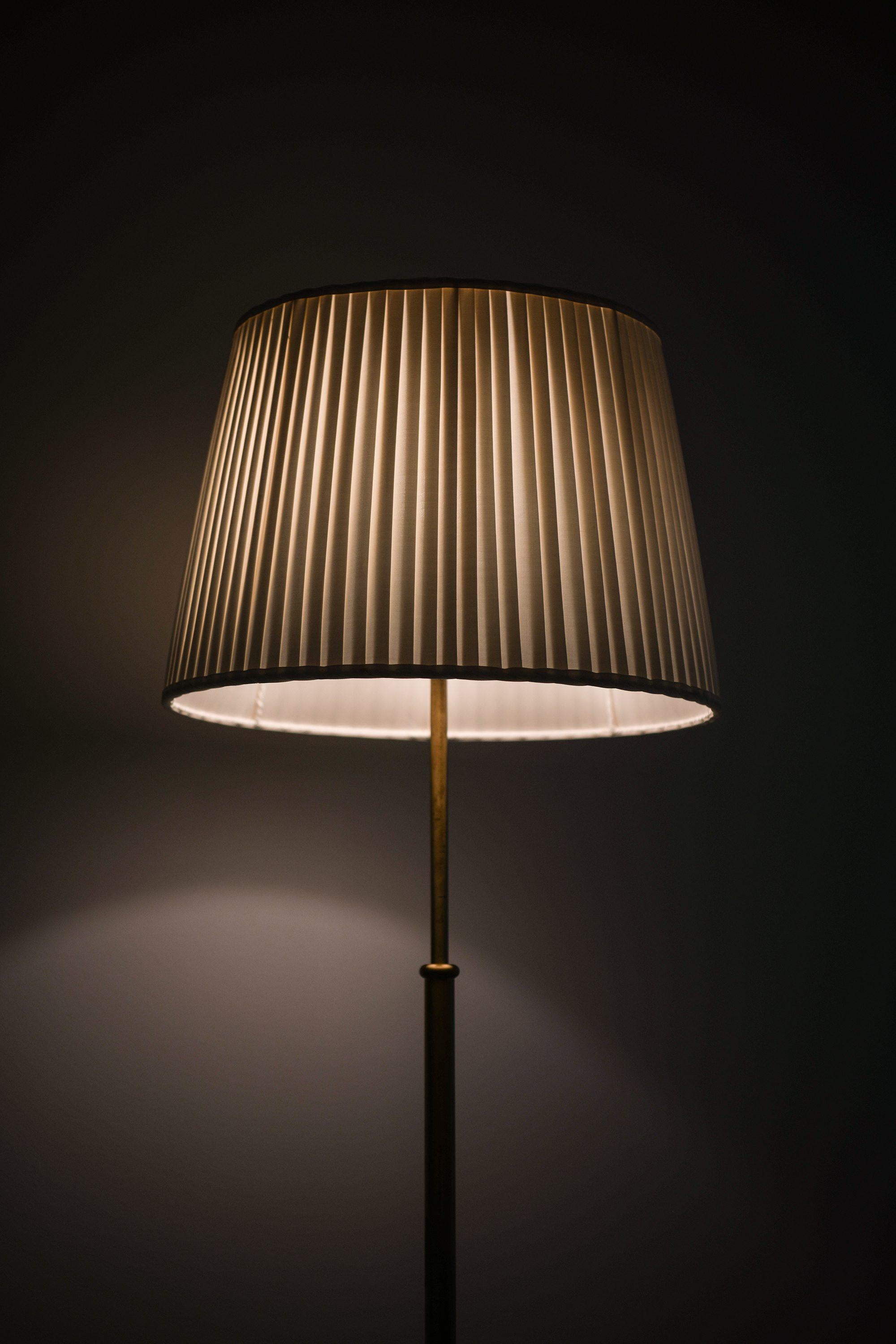 Coppia di lampade da terra regolabili in altezza in ottone e paralume originale, anni '50 In condizioni buone in vendita a Limhamn, Skåne län