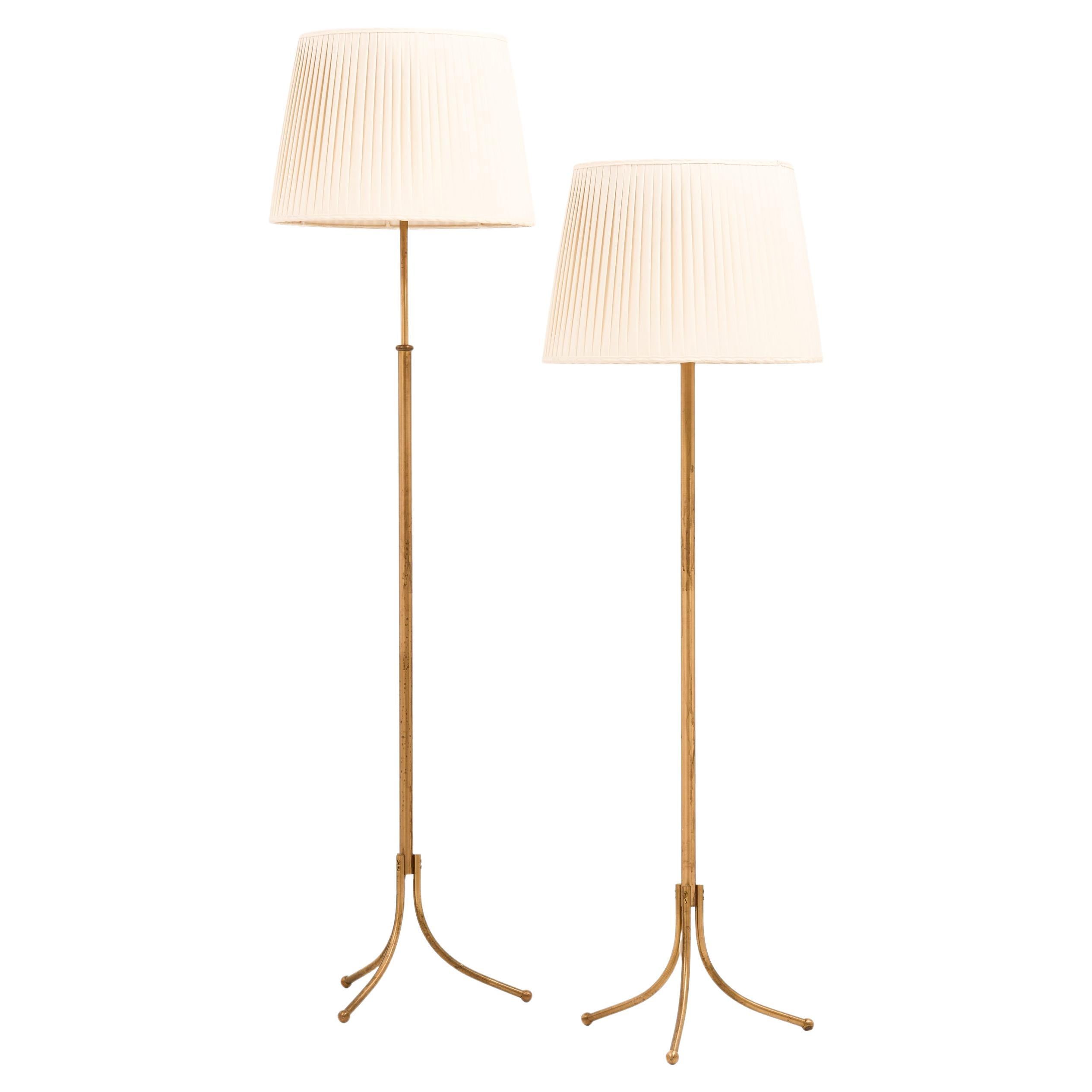 Paar höhenverstellbare Stehlampen aus Messing und Original-Lampenschirm, 1950er Jahre