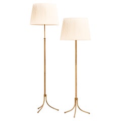 Coppia di lampade da terra regolabili in altezza in ottone e paralume originale, anni '50