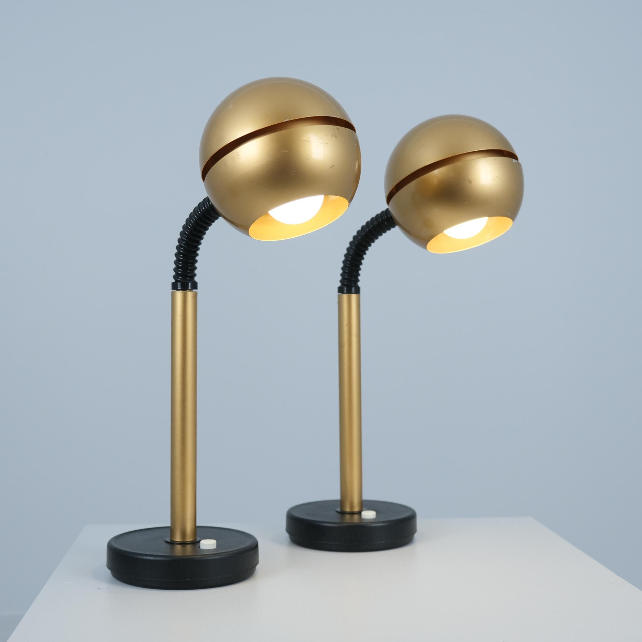 Paire de lampes de table réglables de la série Vario, conçues par Heikki Turunen et fabriquées par Orno/One dans les années 1970 en Finlande. Les lampes sont dotées d'un corps en métal peint en or, de pièces en plastique noir et d'un col réglable.