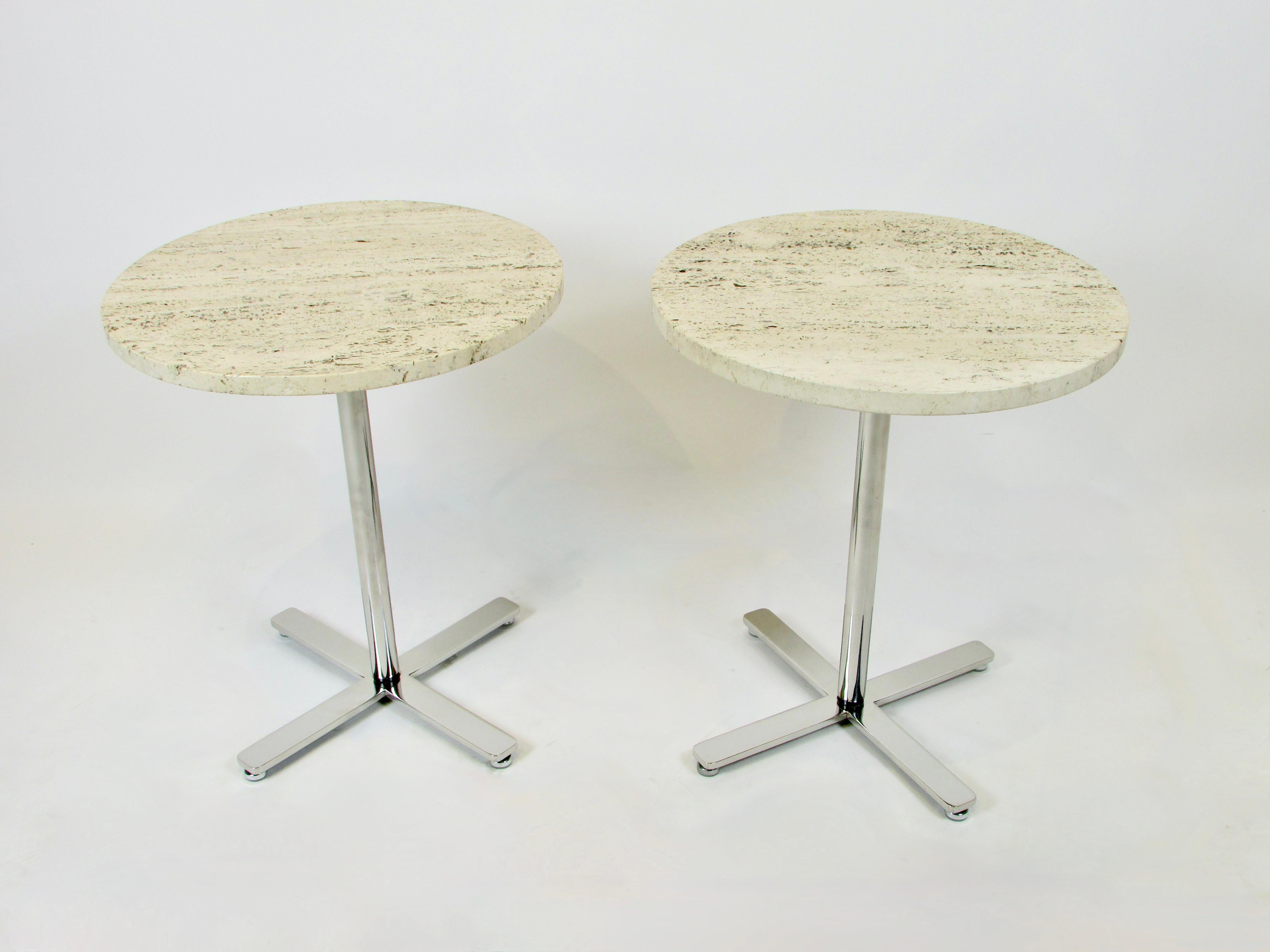Mid-Century Modern Paire de tables Helikon Open Grain en marbre travertin sur base en acier inoxydable en vente