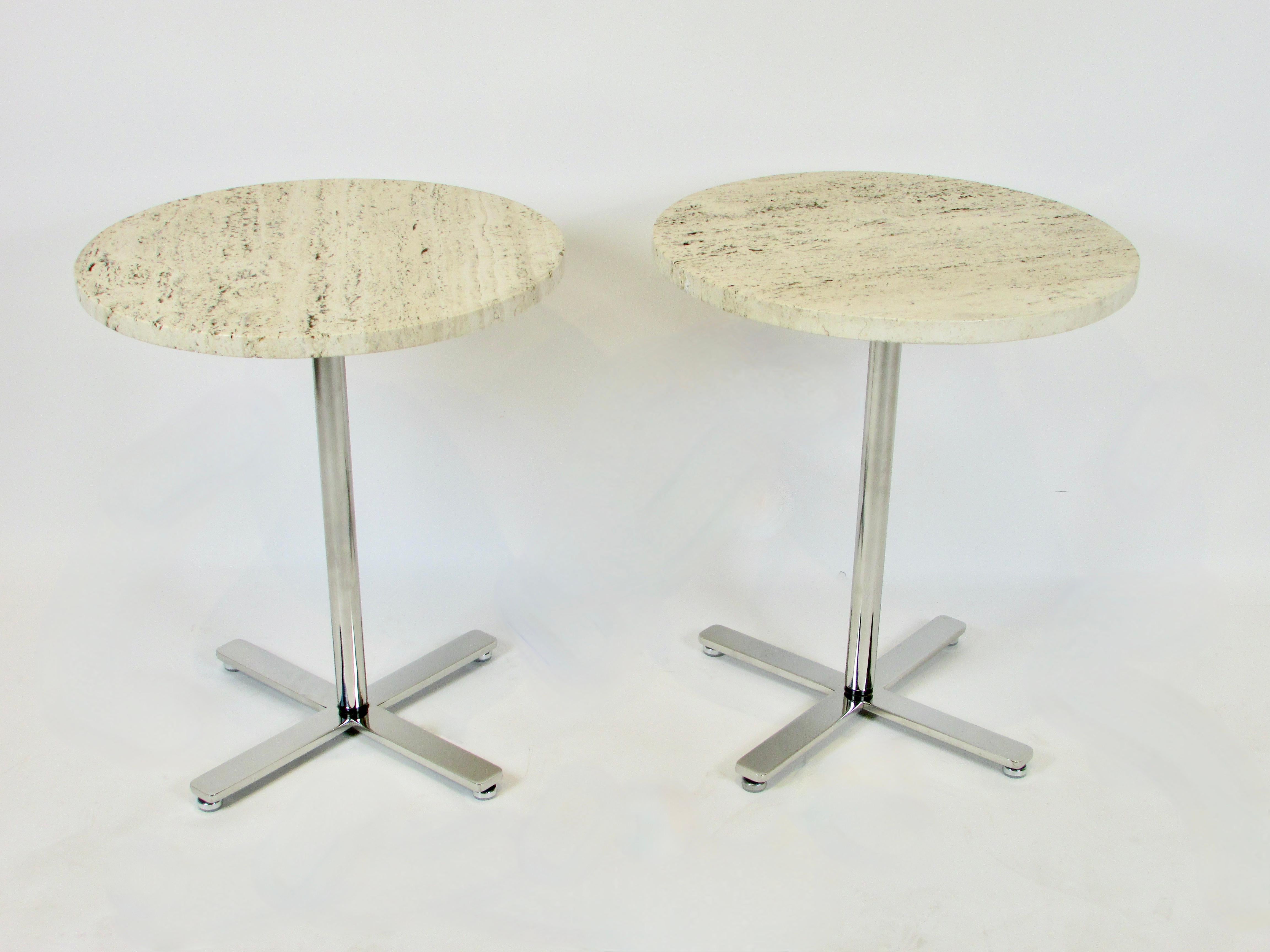 Acier inoxydable Paire de tables Helikon Open Grain en marbre travertin sur base en acier inoxydable en vente