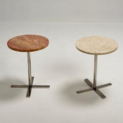 Coppia di tavoli Helikon in marmo travertino a grana aperta con base in acciaio inox