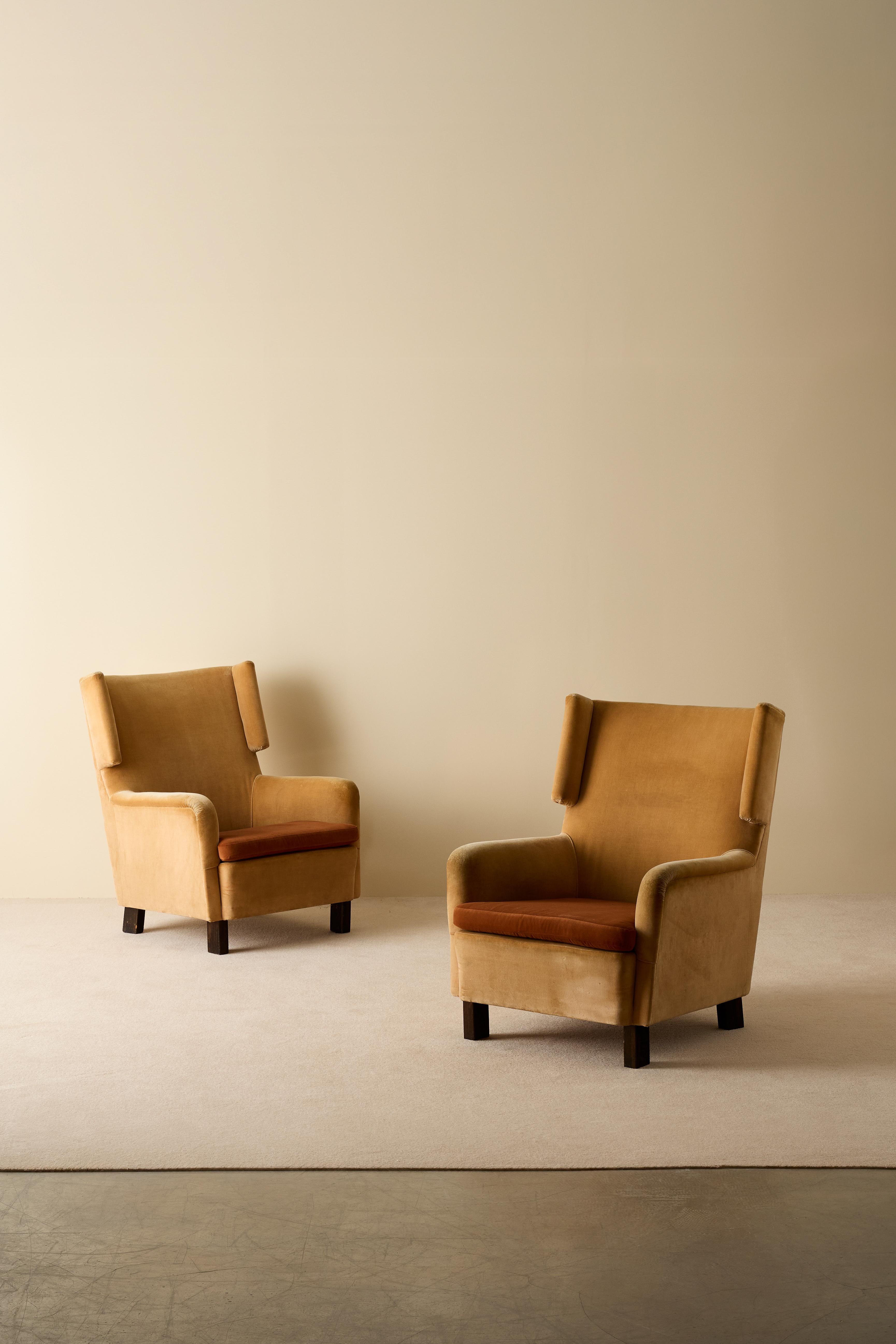 Paire de chaises longues des années 1950 par Hellevi Ojanen pour Artek, années 1950. 
Cette rare et élégante paire de chaises longues a été conçue par Eleg/One et produite par Artek dans les années 1950 - une brillante vitrine du design finlandais