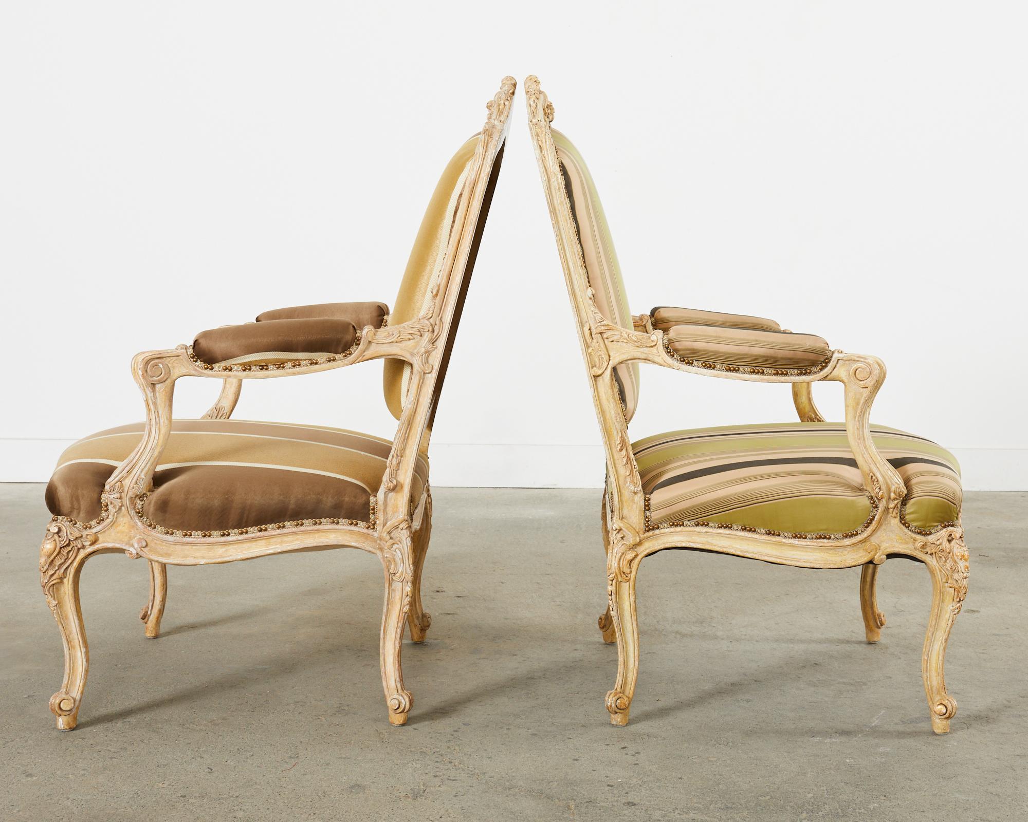 Paire de fauteuils de style baroque français de Hendrix Allardyce Abîmé - En vente à Rio Vista, CA