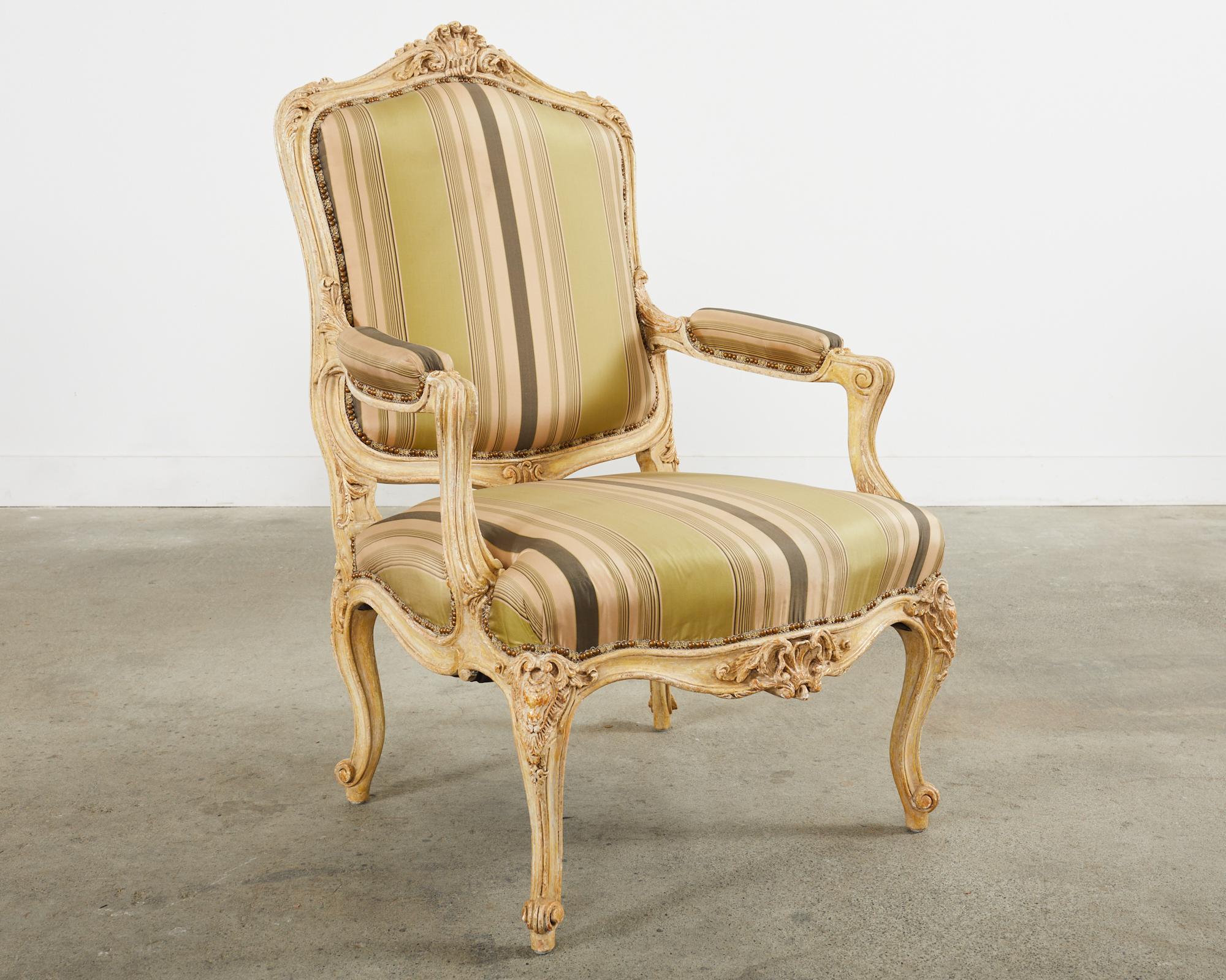 Laiton Paire de fauteuils de style baroque français de Hendrix Allardyce en vente