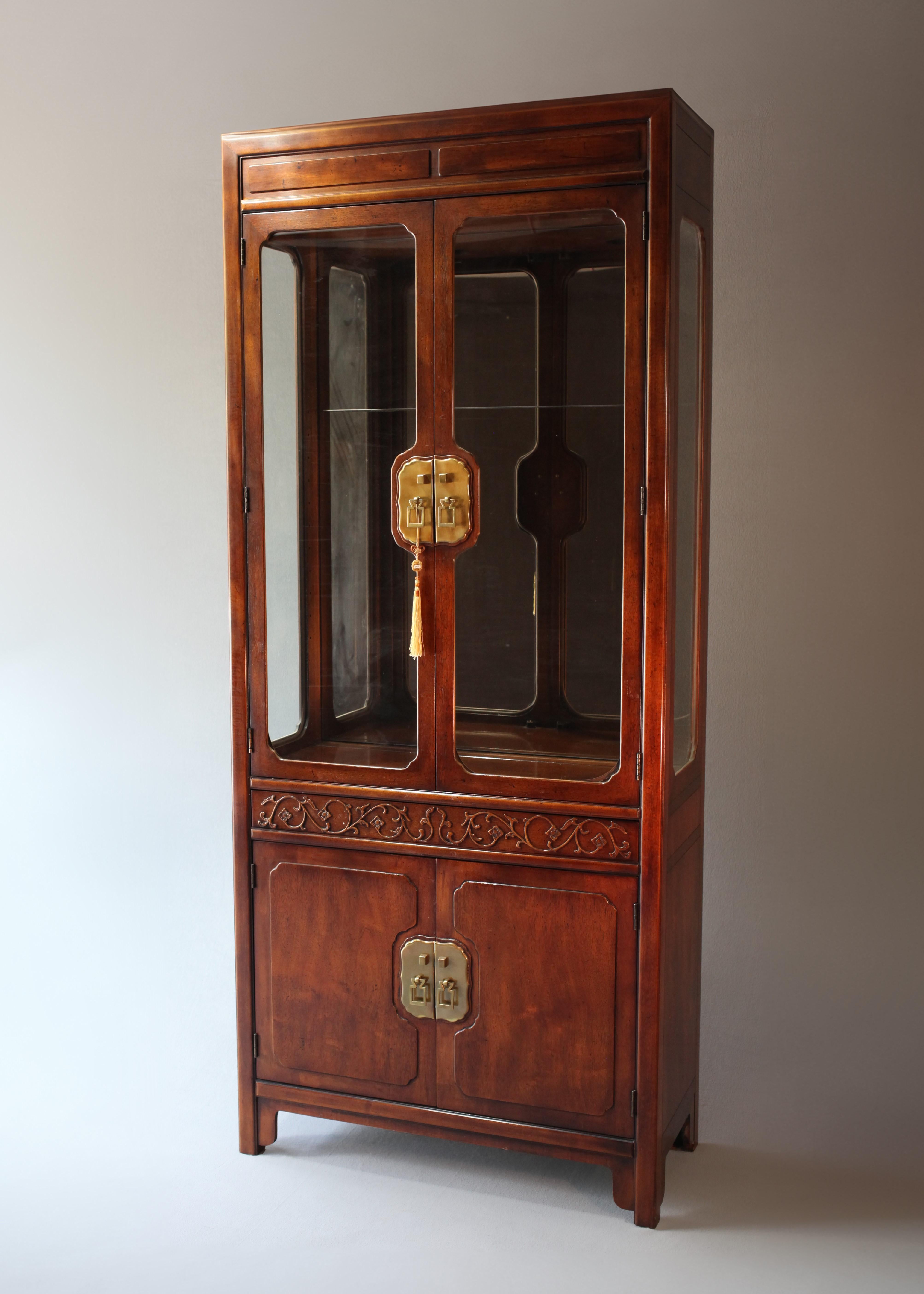 Pair of Henredon Asian Style Display Cabinets In Good Condition For Sale In Austin, TX