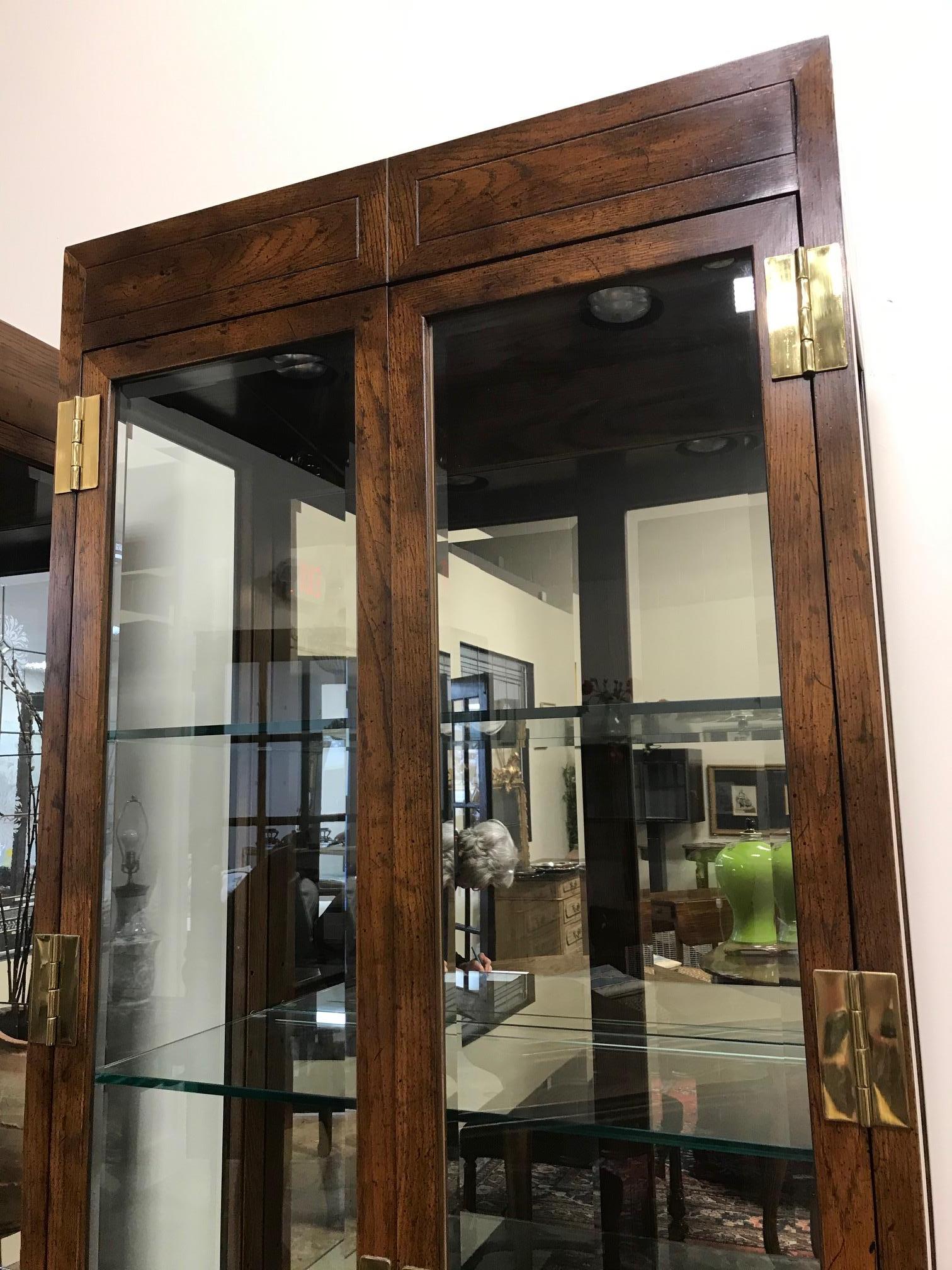 American Classical Pair of Henredon China Display Cabinets For Sale