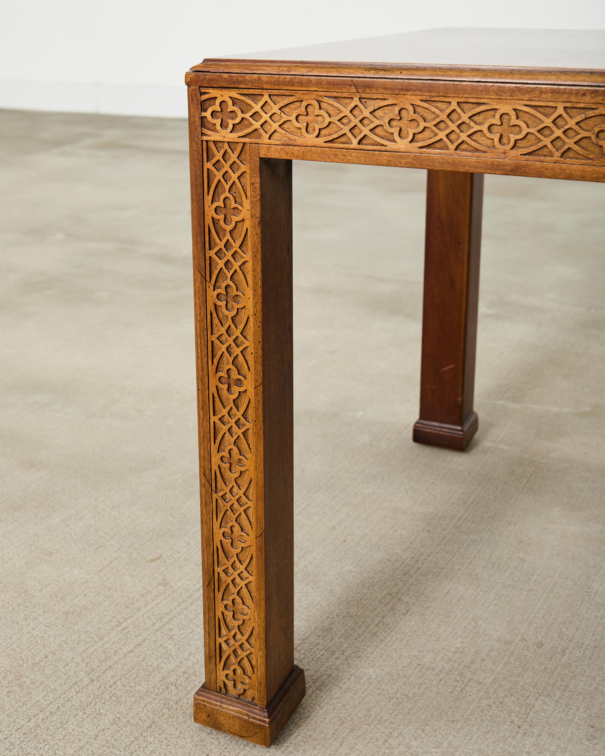 Coppia di tavolini in mogano Henredon Chinese Chippendale in vendita 4