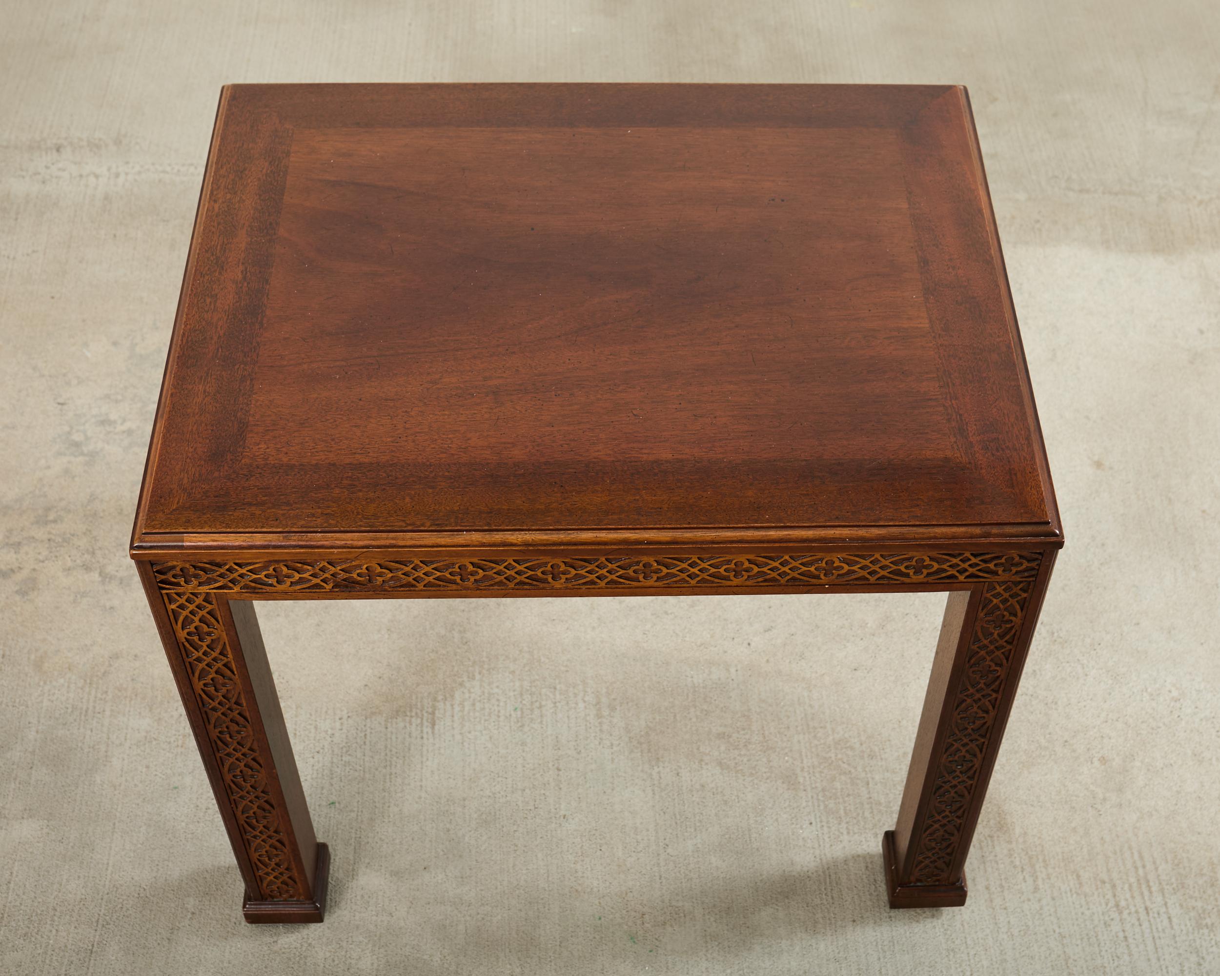 Coppia di tavolini in mogano Henredon Chinese Chippendale in vendita 11