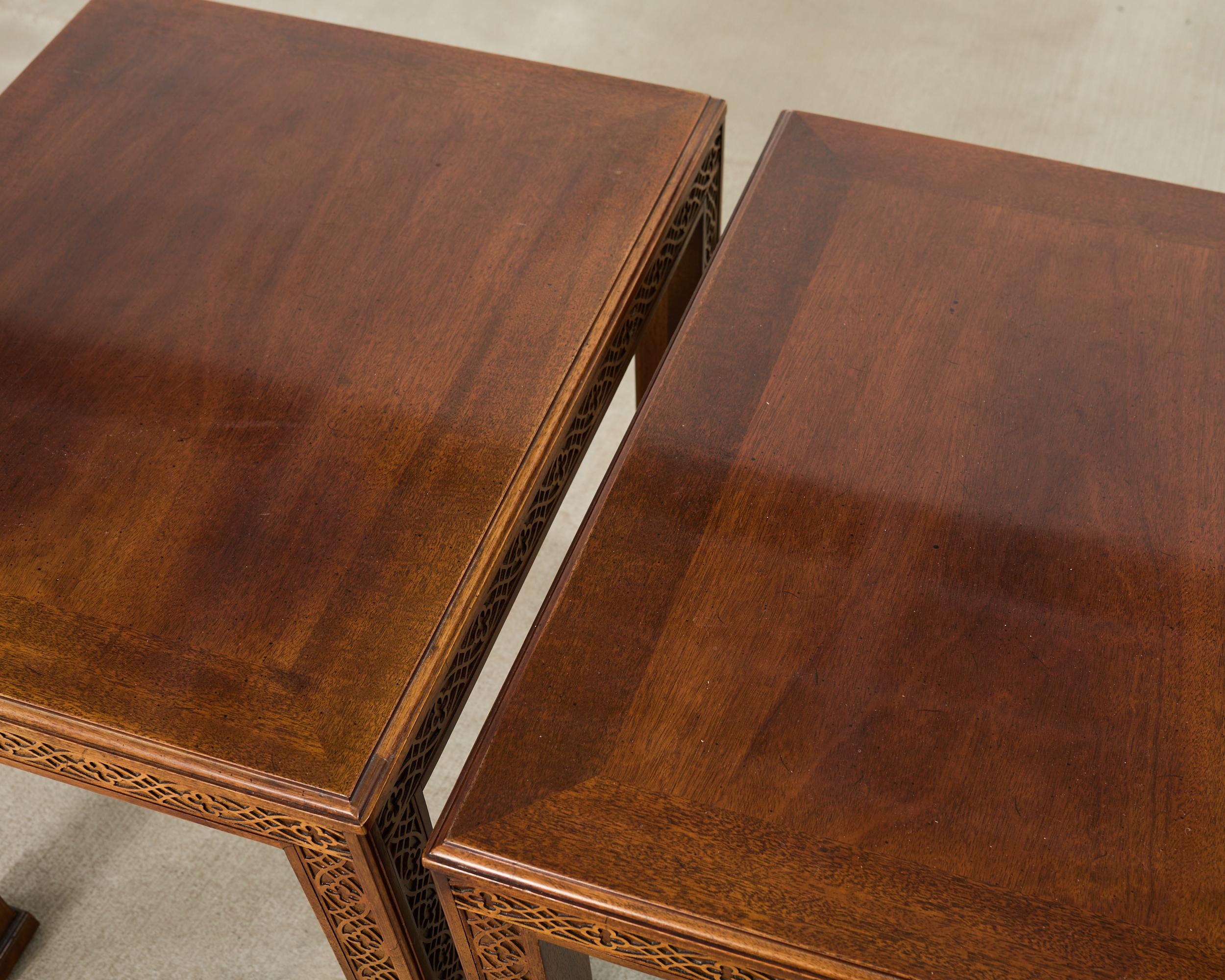Legno Coppia di tavolini in mogano Henredon Chinese Chippendale in vendita