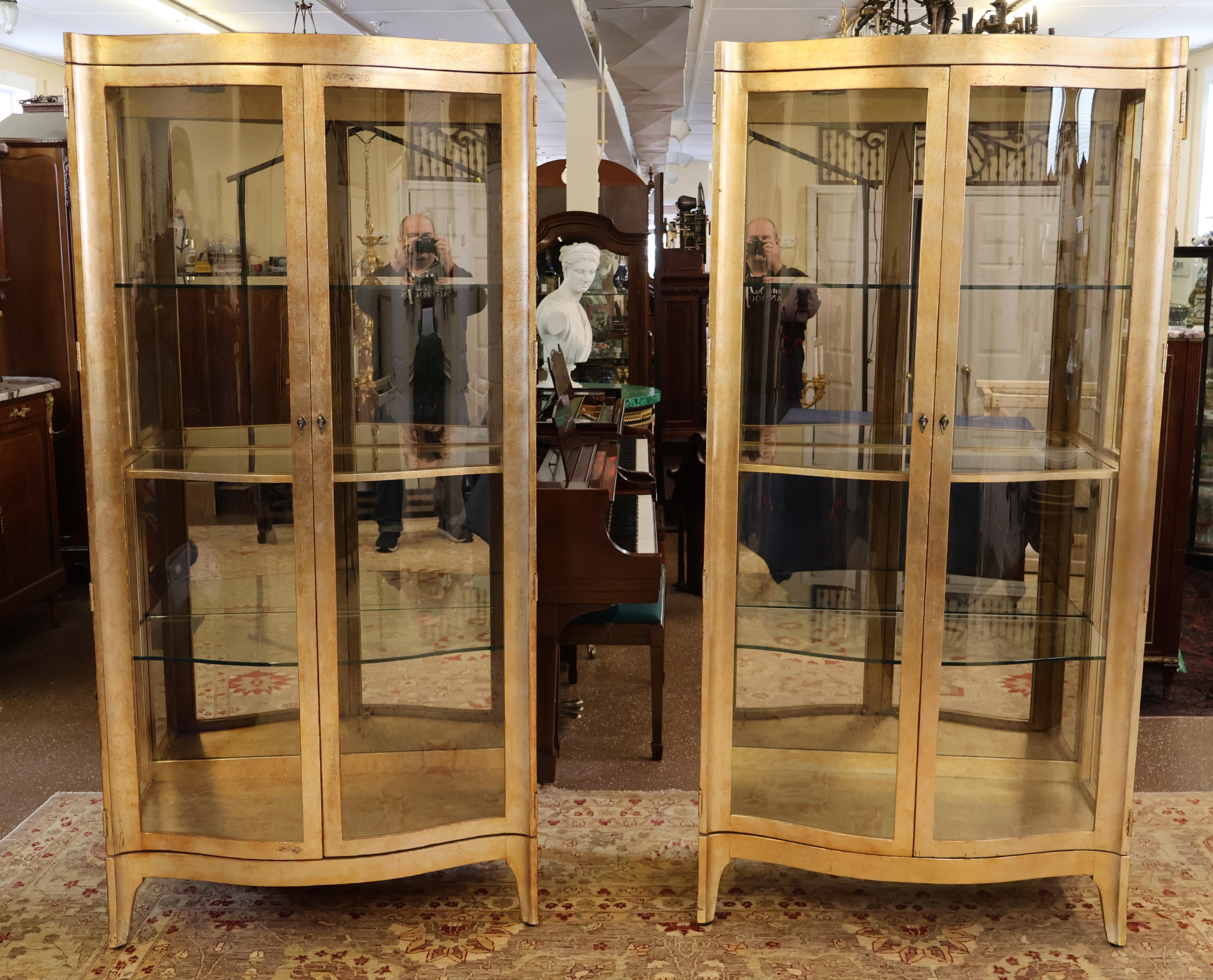 ​Vintage Pair of Henredon Gold Leaf Finish China Curio Display Cabinets

Dimensions : 41