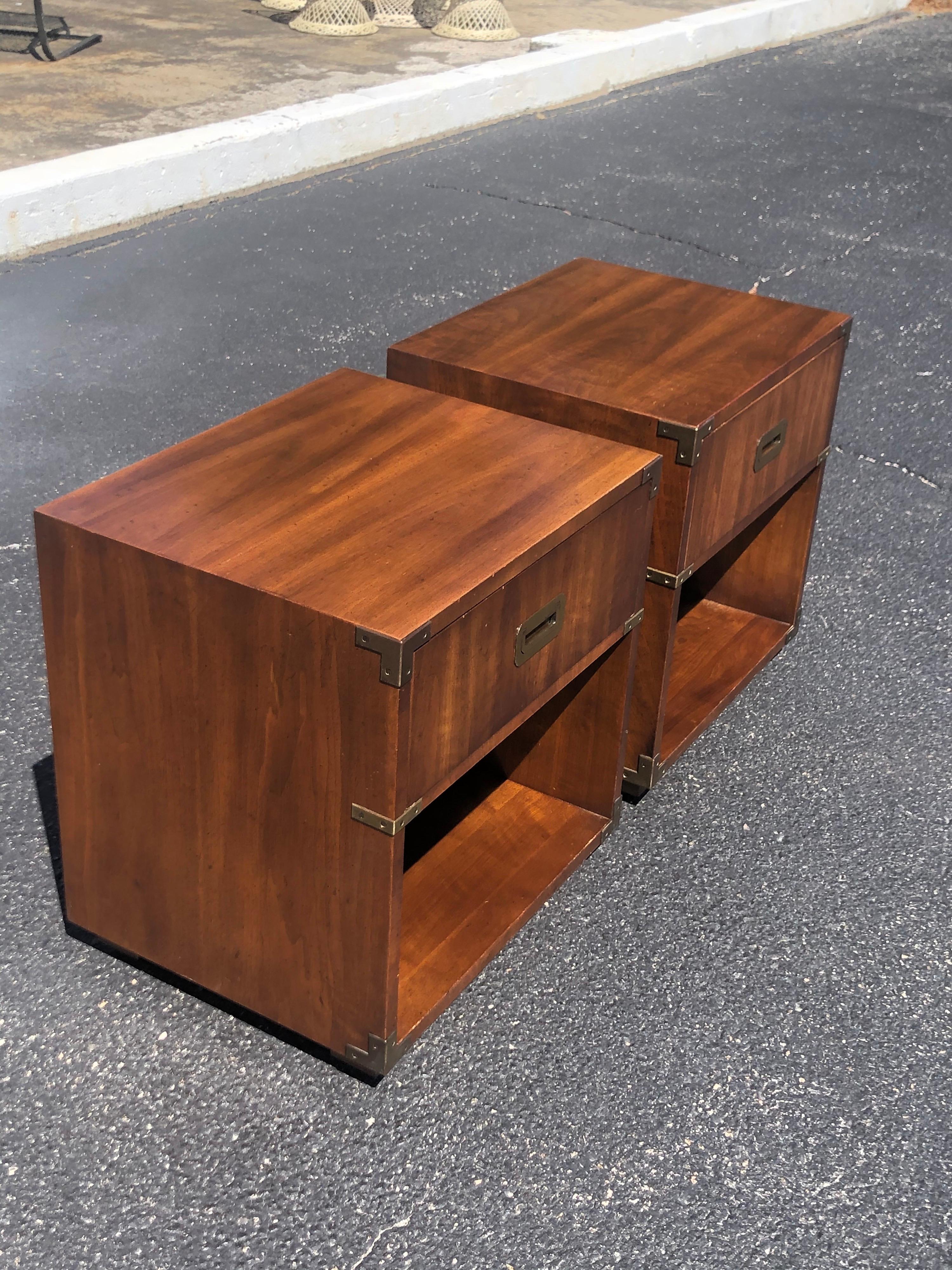 Pair of Henredon Walnut Campaign Nightstands In Good Condition In Redding, CT