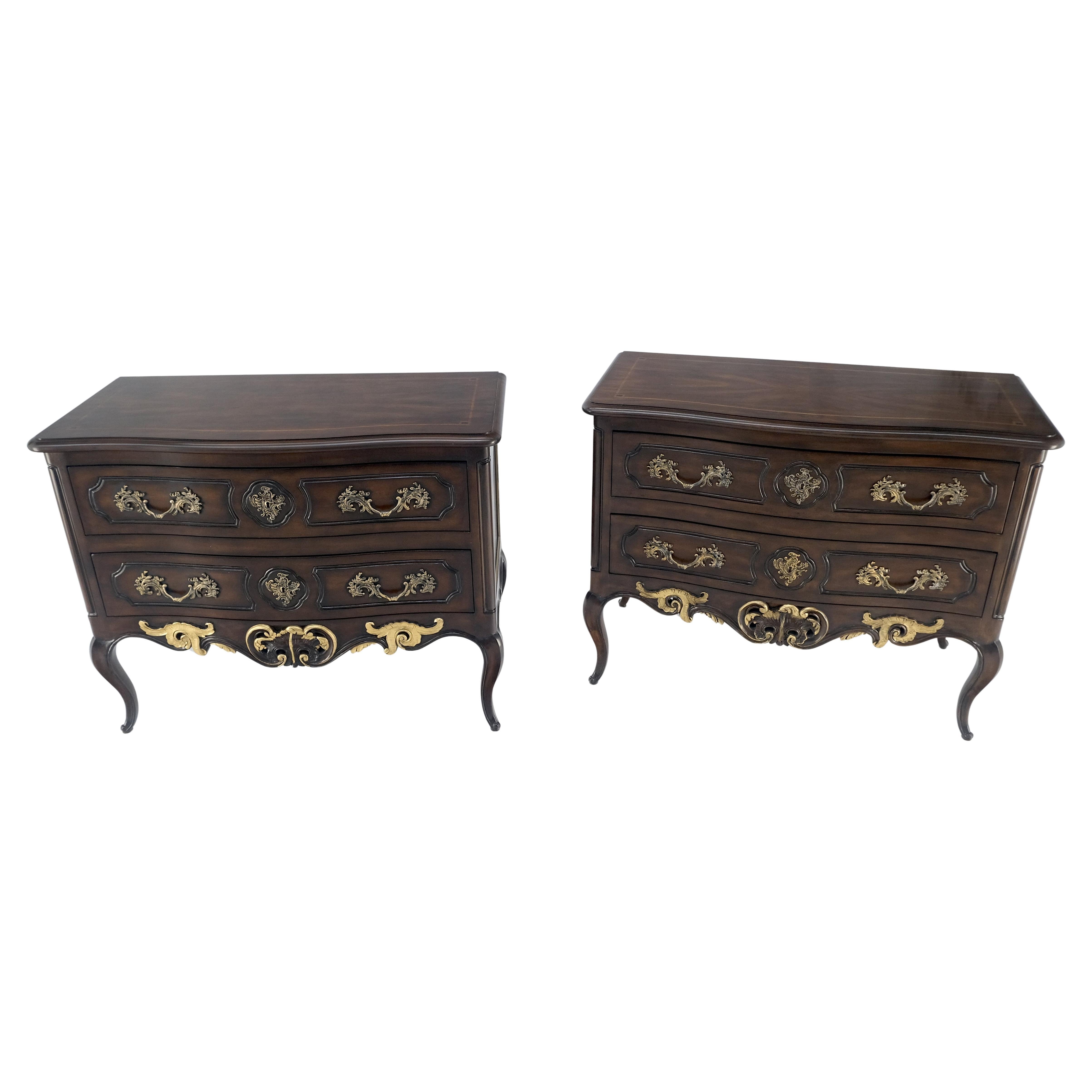 Neo-Regency Coppia di comò console a due cassetti in noce Henredon 46