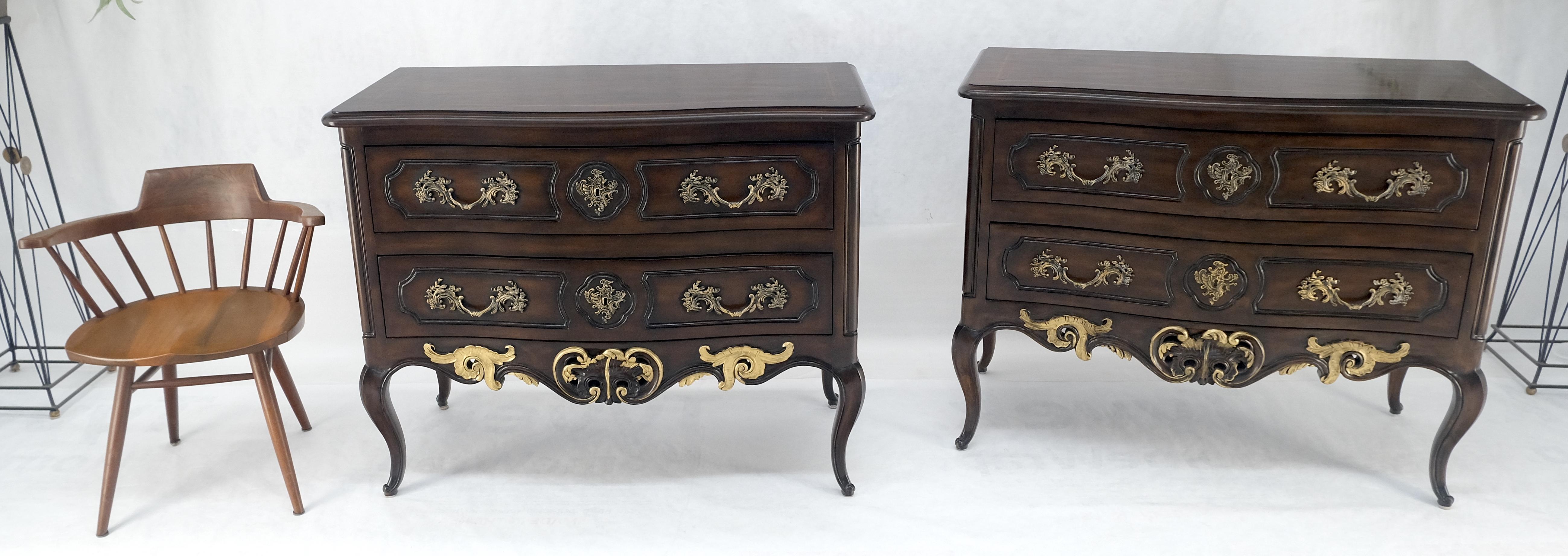 XX secolo Coppia di comò console a due cassetti in noce Henredon 46