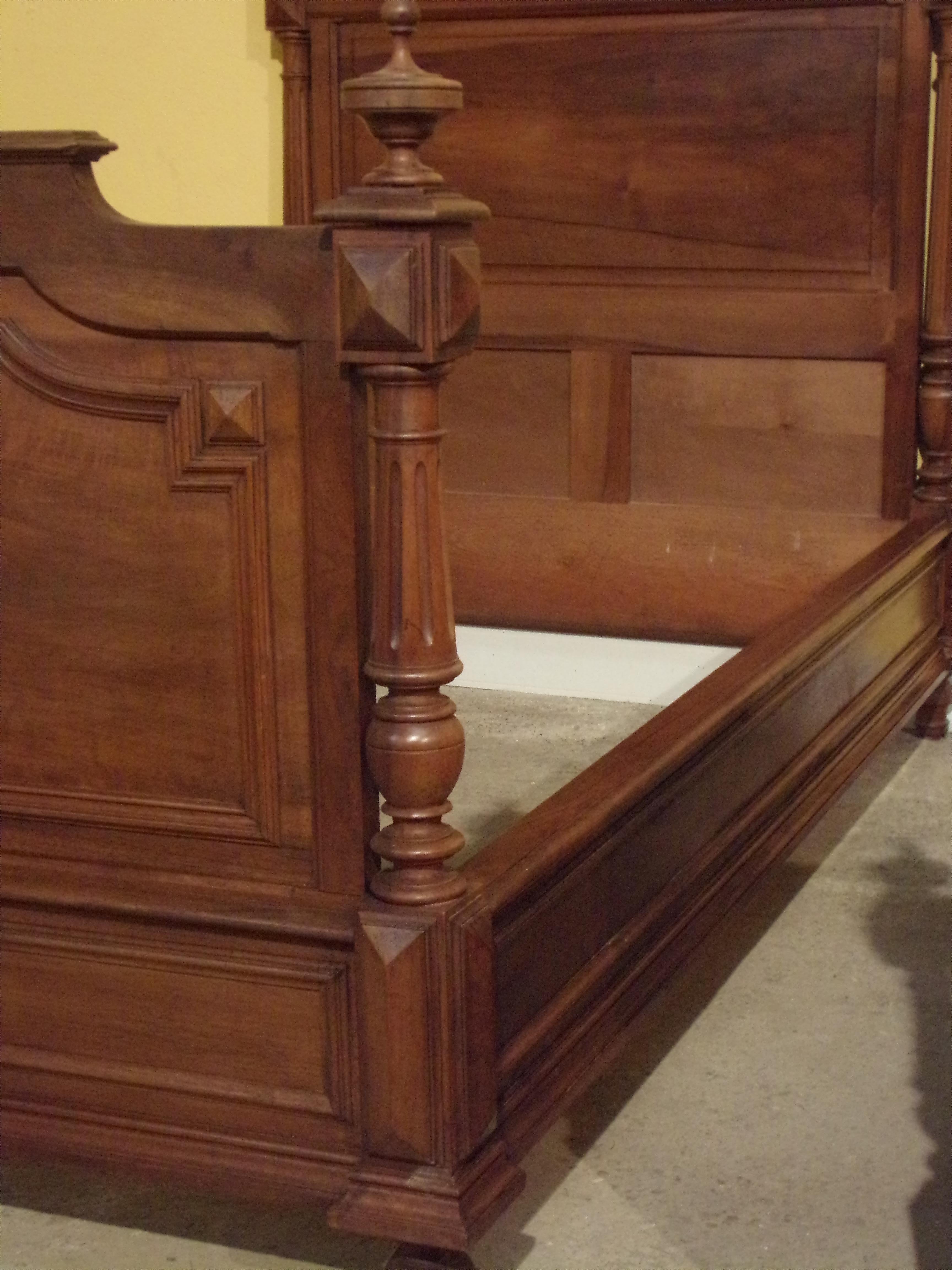 Other Pair of Henri II French beds in Walnut, C1880 For Sale