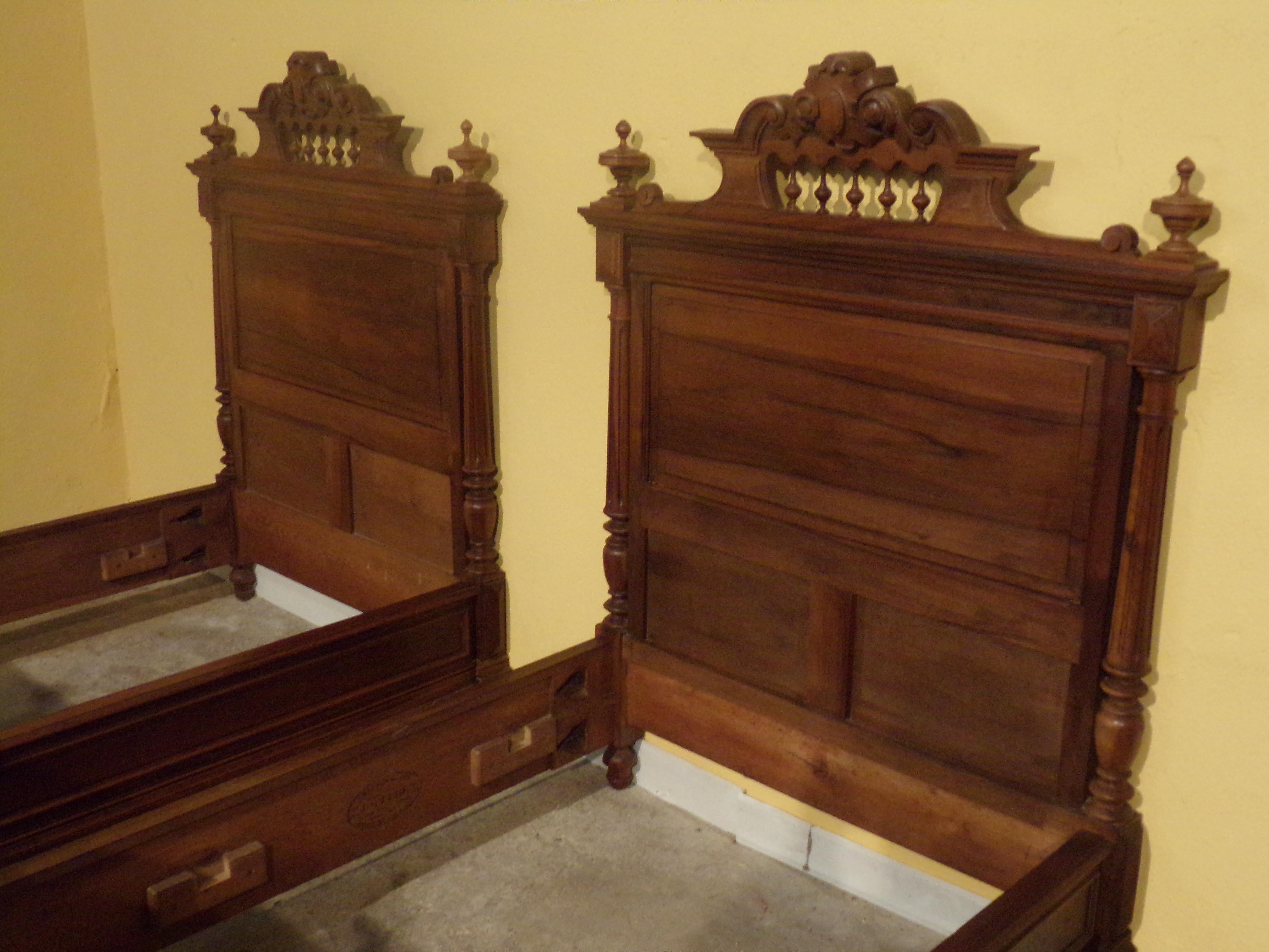 Pair of Henri II French beds in Walnut, C1880 For Sale 1