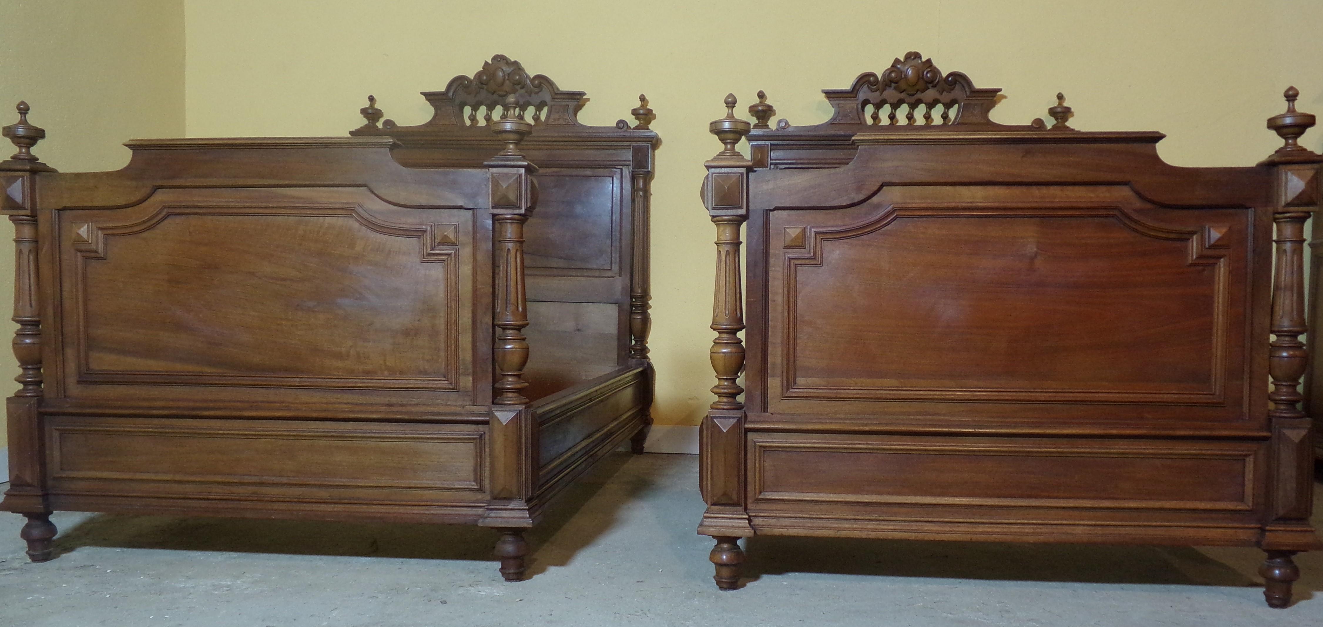 Pair of Henri II French beds in Walnut, C1880 For Sale 2