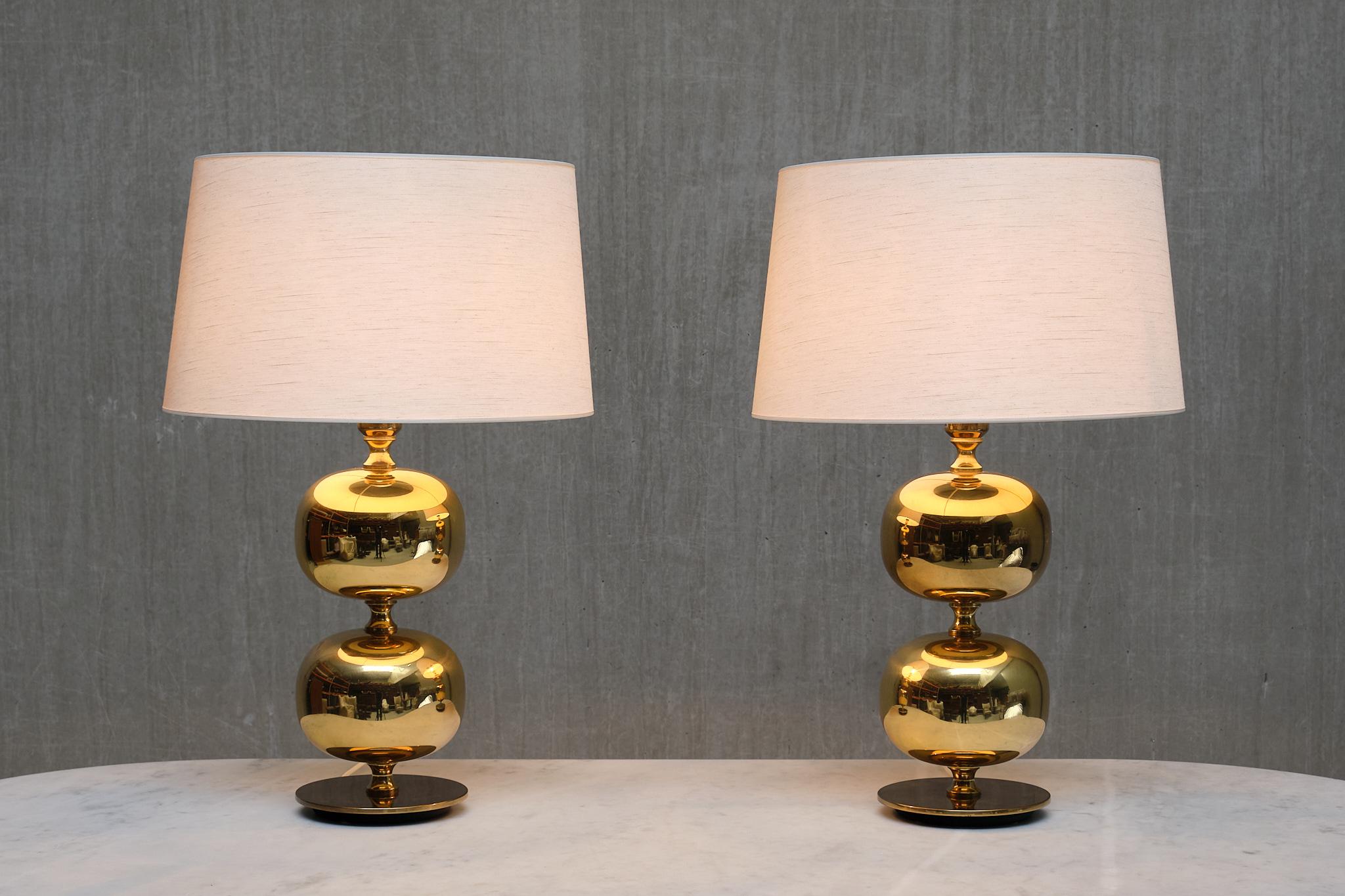 Questa straordinaria coppia di lampade da tavolo è stata disegnata da Henrik Blomqvist e prodotta dal produttore svedese Stilarmatur Tranås negli anni Sessanta. Le lampade sono contrassegnate dall'etichetta del produttore sull'attacco della