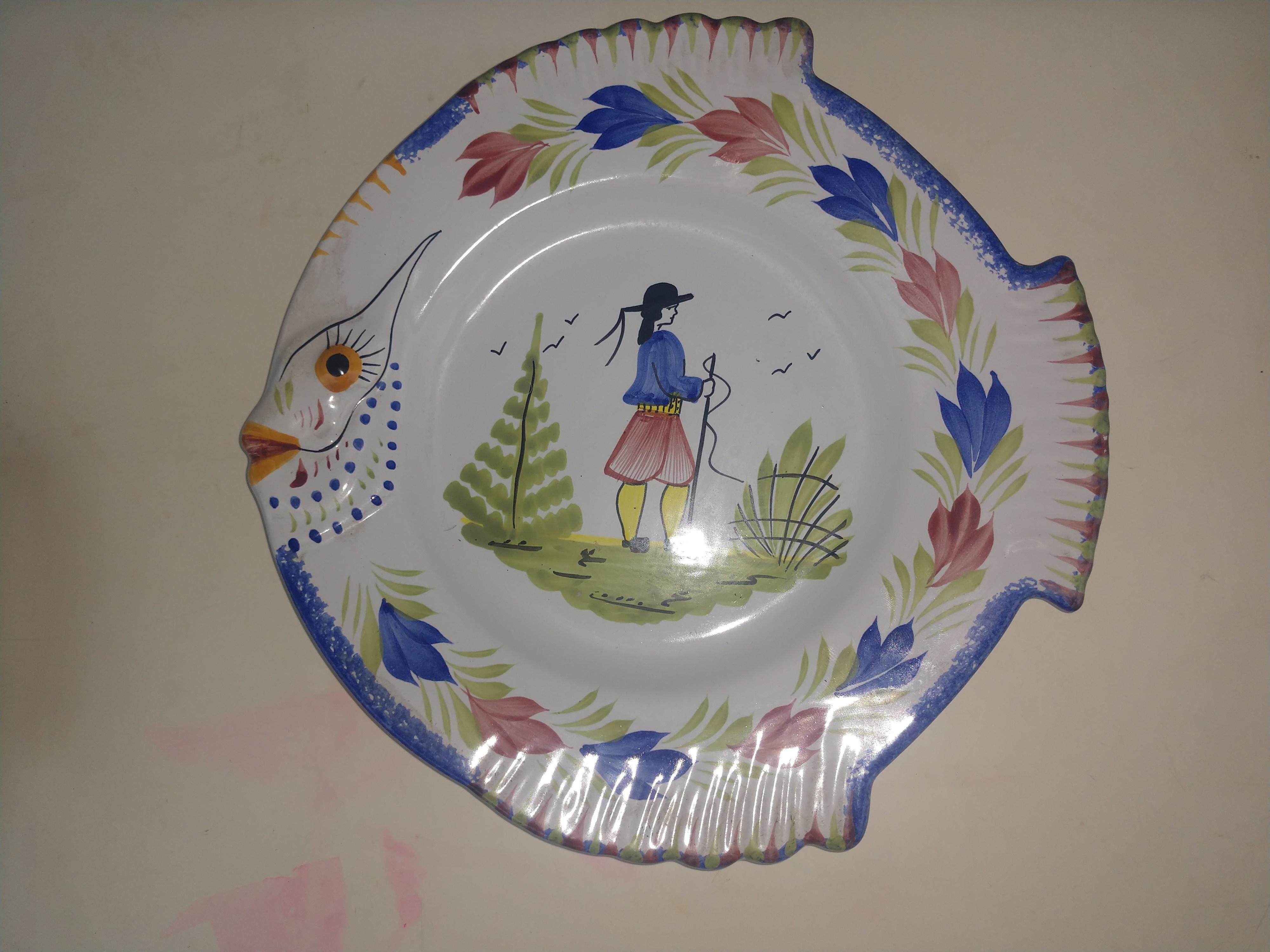 Pareja de platos en forma de pez de loza de Henriot Quimper en Excelente estado para la venta en Port Jervis, NY