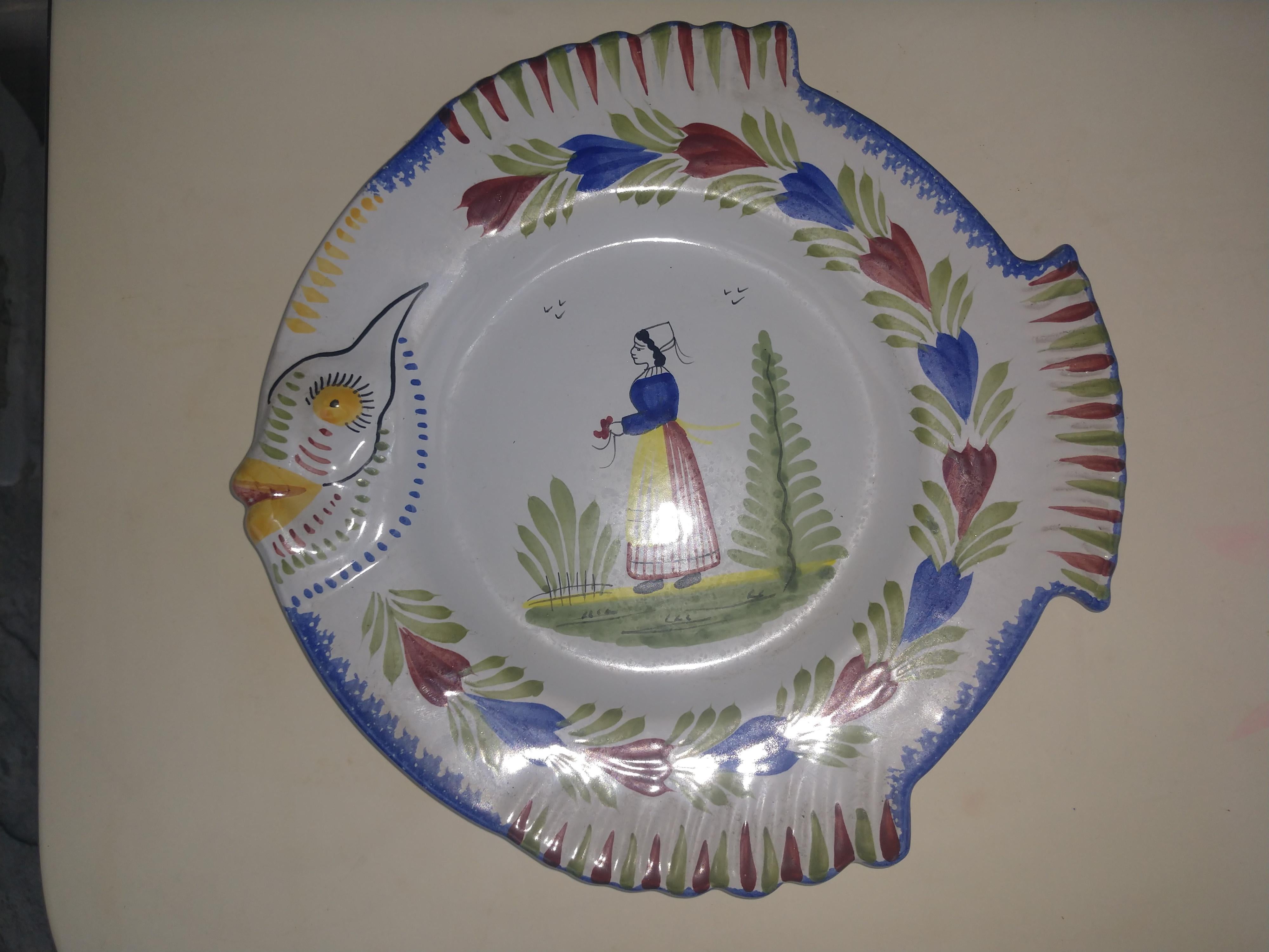 Late 20th Century Pair of Henriot Quimper Faience Fish Plates For Sale