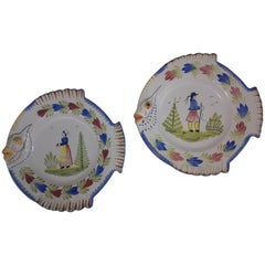 Pareja de platos en forma de pez de loza de Henriot Quimper