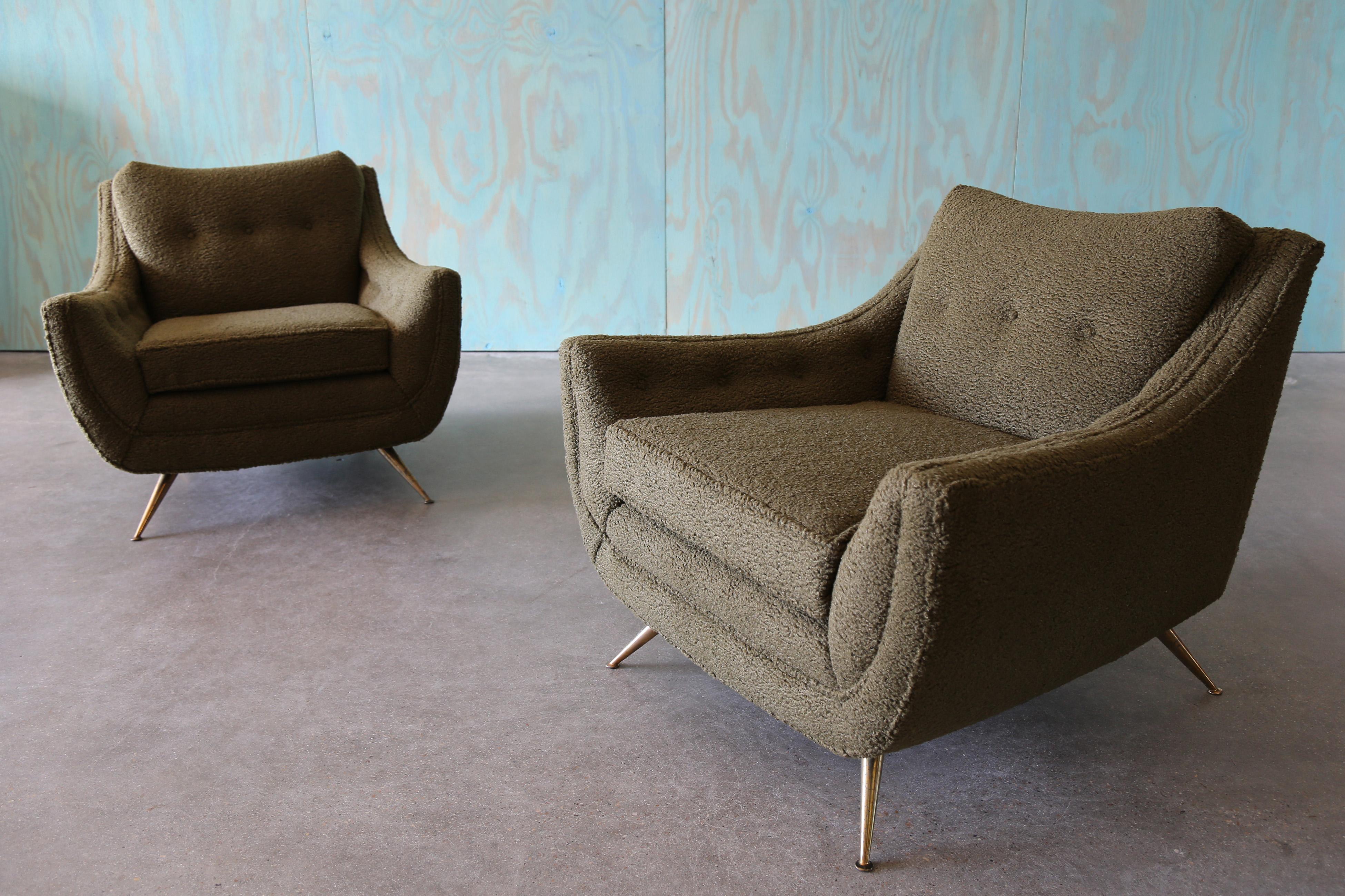 Un par de sillones de salón modernos y profundos diseñados por Henry P. Glass para J.L. Chase Co. para el grupo de previsión. Este ejemplo tiene un armazón abombado, brazos angulares y un acertado mechón de botones, todo ello flotando sobre unas