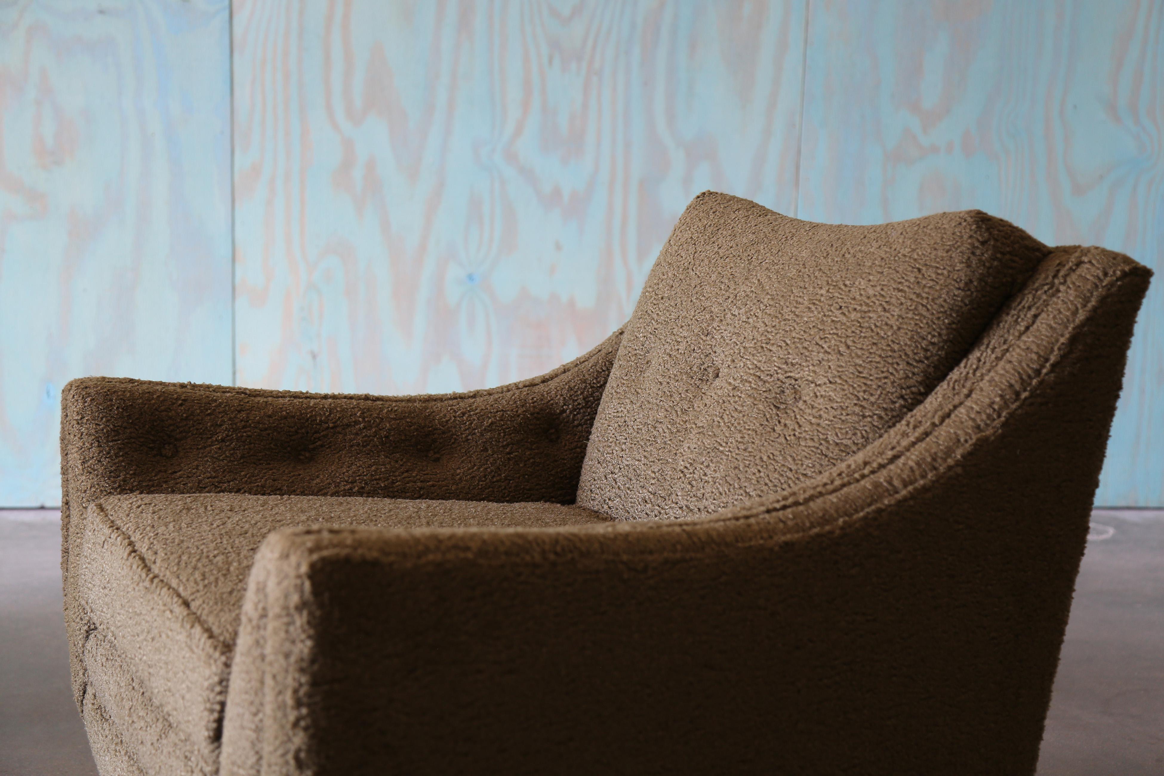 Pareja de sillones de salón Henry P Glass Verde Boucle Latón Mid Century Modern Moderno de mediados de siglo en venta