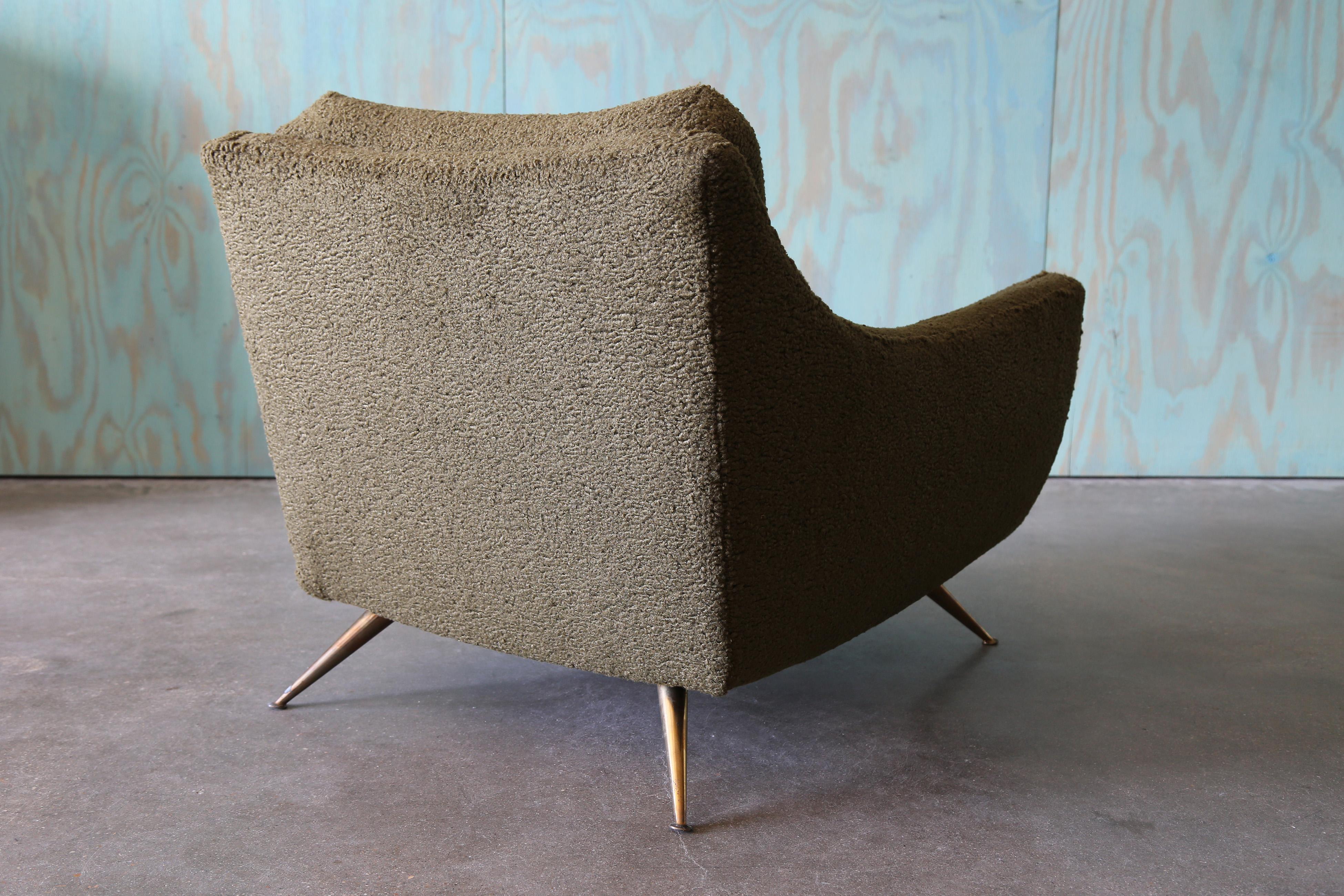 Pareja de sillones de salón Henry P Glass Verde Boucle Latón Mid Century Modern Estadounidense en venta