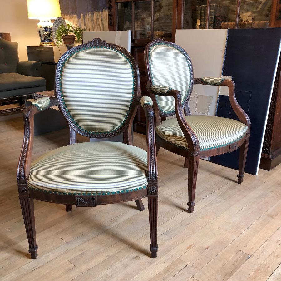 Pair of Hepplewhite Mahogany Armchairs In Good Condition In New York, NY