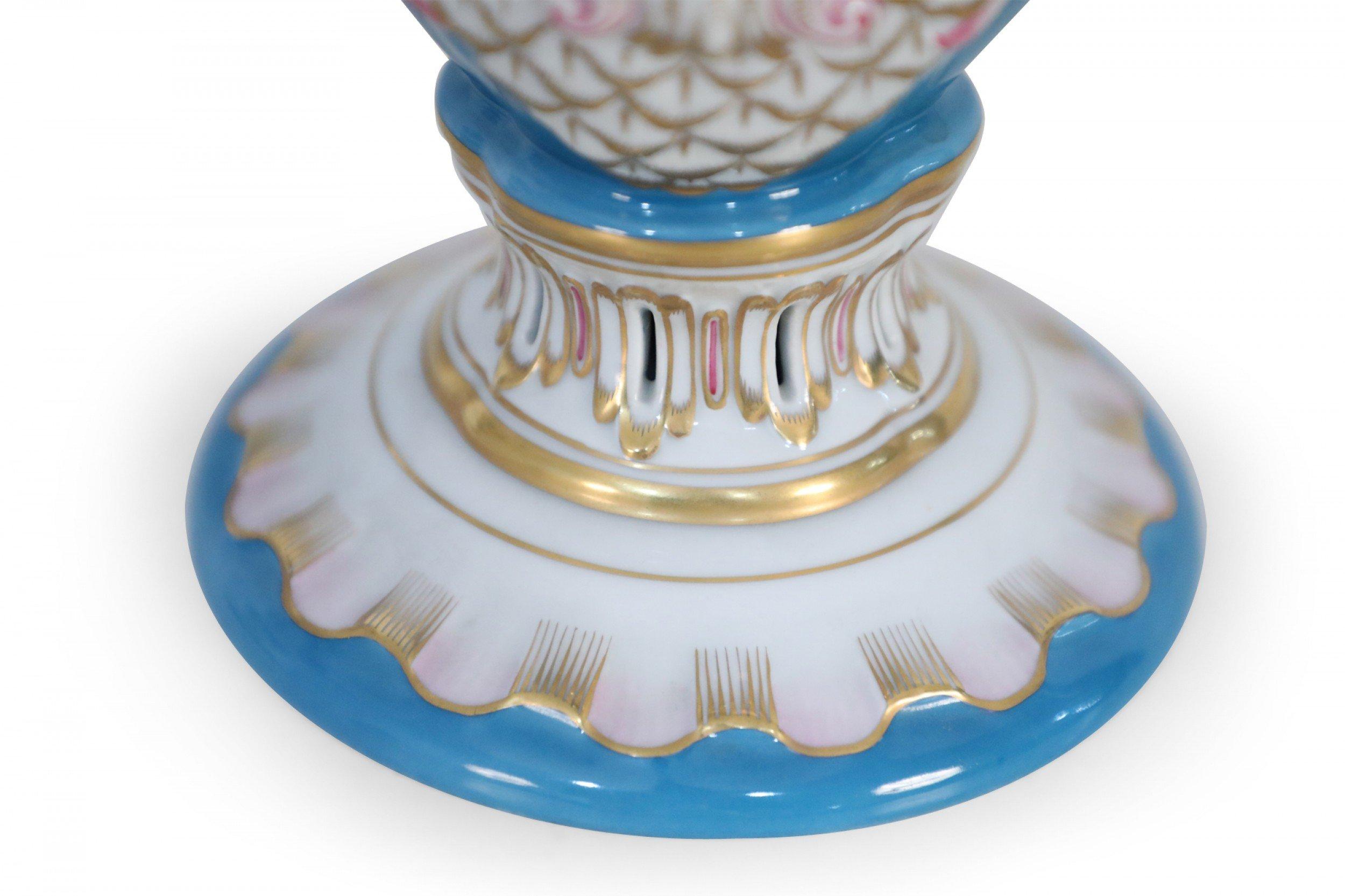 Coppia di urne in porcellana ungherese con coperchio e decorazioni blu di Herend in vendita 4