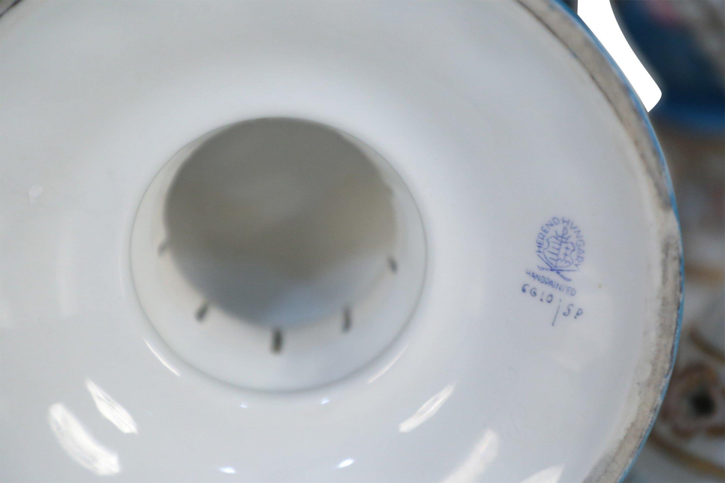 Coppia di urne in porcellana ungherese con coperchio e decorazioni blu di Herend in vendita 5