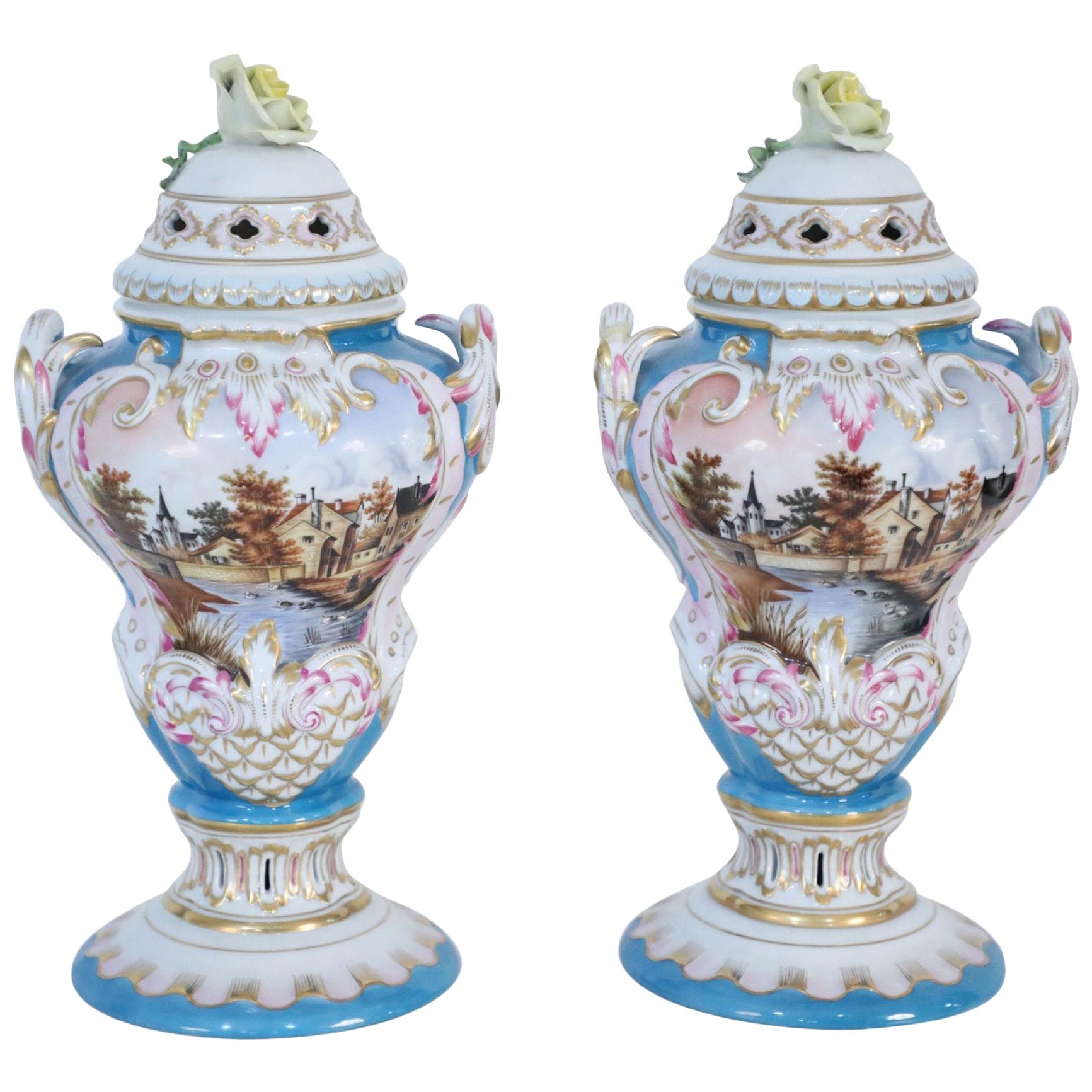 Pareja de urnas de porcelana decoradas y con tapa en azul húngaro de Herend