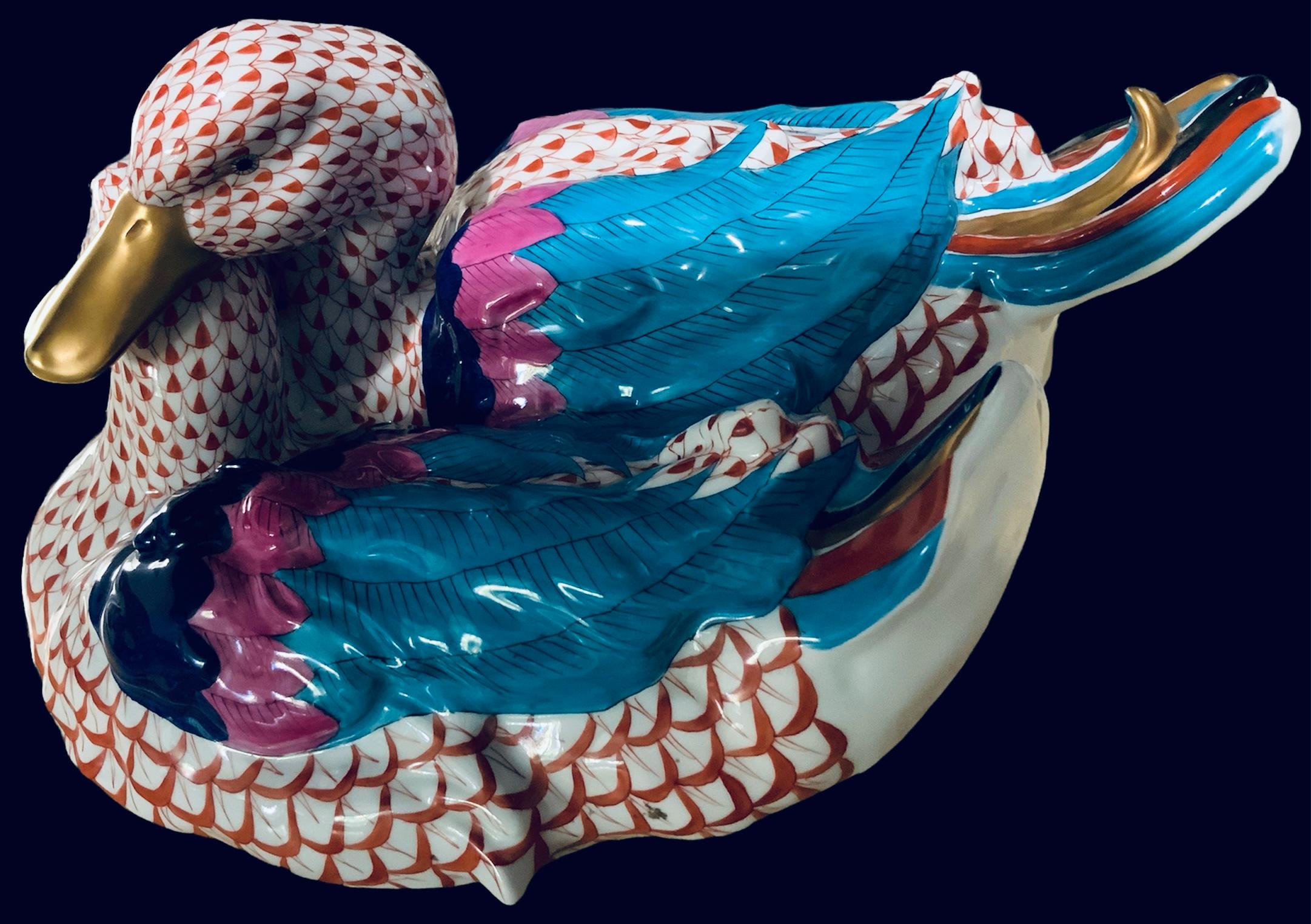 Pareja de patos de gran tamaño pintados a mano en porcelana de Herend Pintado a mano en venta