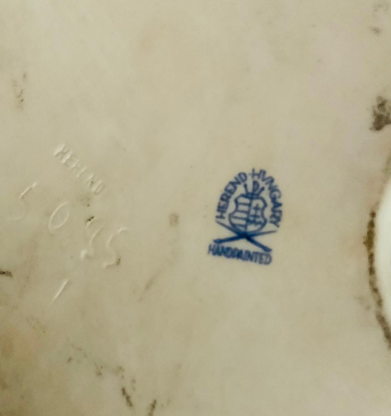 Pareja de patos de gran tamaño pintados a mano en porcelana de Herend siglo XX en venta