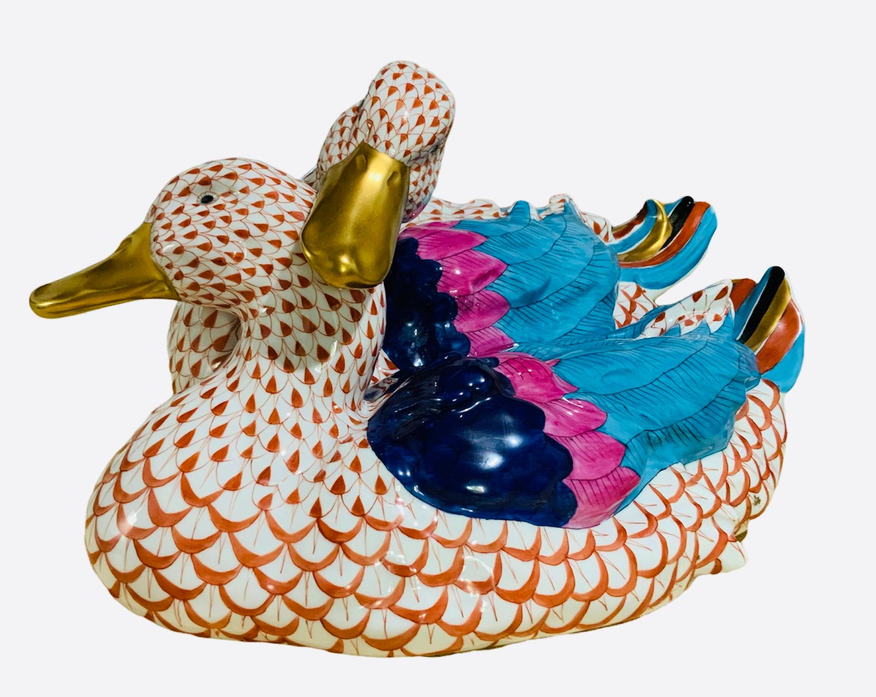 Paire de canards de grande taille en porcelaine Herend peints à la main en vente 1